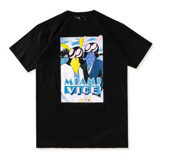 Vlone 迈阿密風 T 恤圖案 壁紙 — 黑色T恤，印有充滿活力的邁阿密風雲圖案，卡通人物戴著太陽眼鏡和藍色西裝。