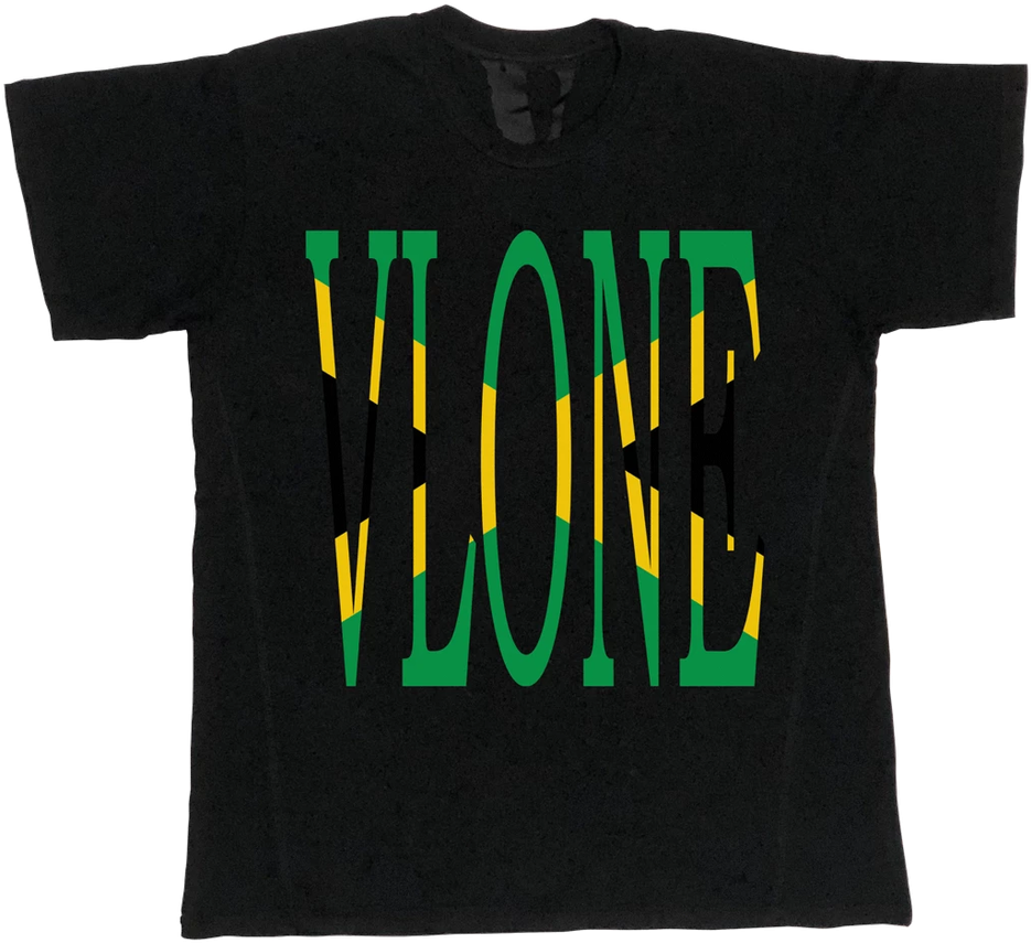 Vlone 黑色T恤 壁紙 — 黑色T恤，在純色背景上印有綠色、黃色和黑色條紋的醒目VLOGNE標誌。