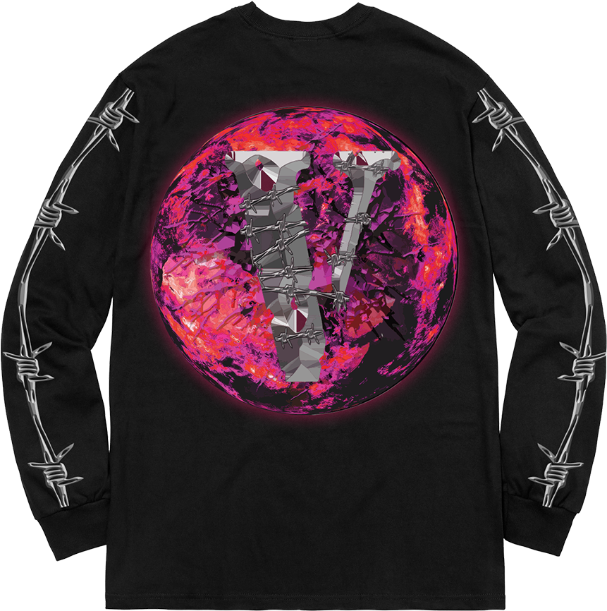 Vlone 警戒鐵絲網長袖上衣 壁紙 — 一件黑色長袖襯衫上有一個發光的粉紅色和紅色星球，被鐵絲網刺穿，中間有一個大的金屬 'V'。
