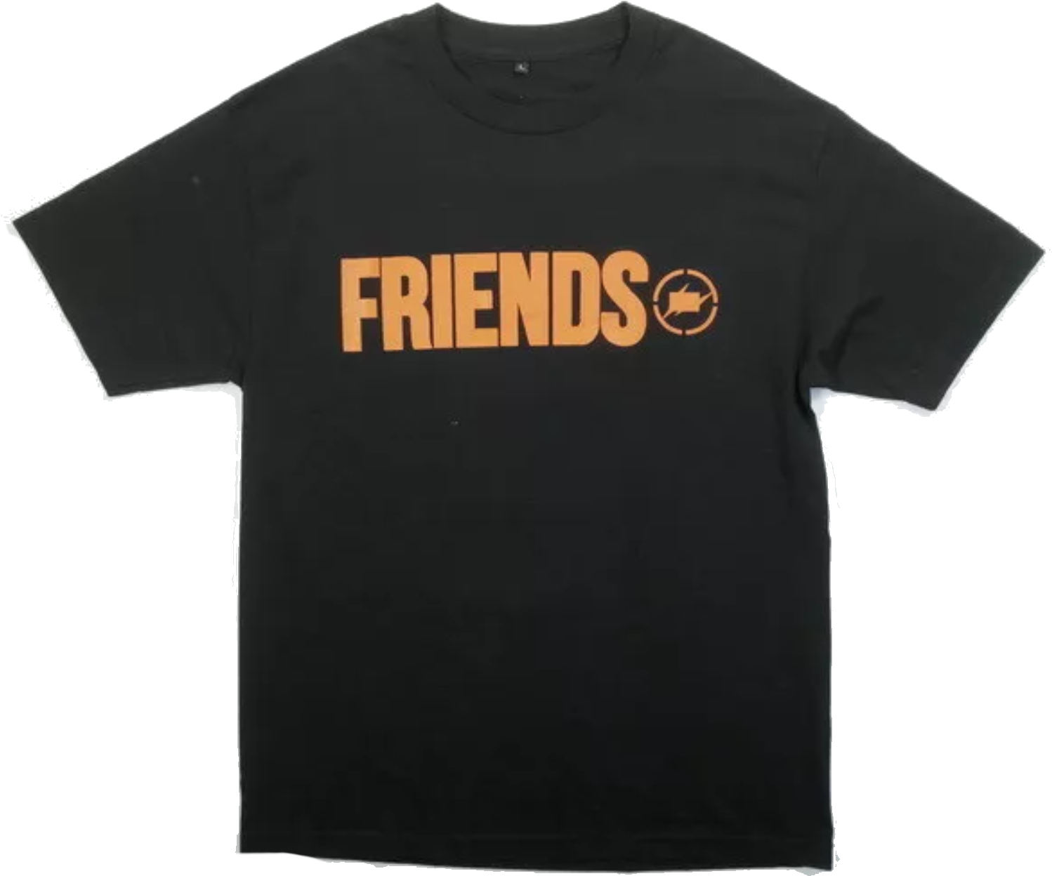 Vlone朋友T恤黑色款 壁紙 — 一件黑色T恤，上面有粗體橙色「FRIENDS」文字和圓形標誌，背景簡潔。