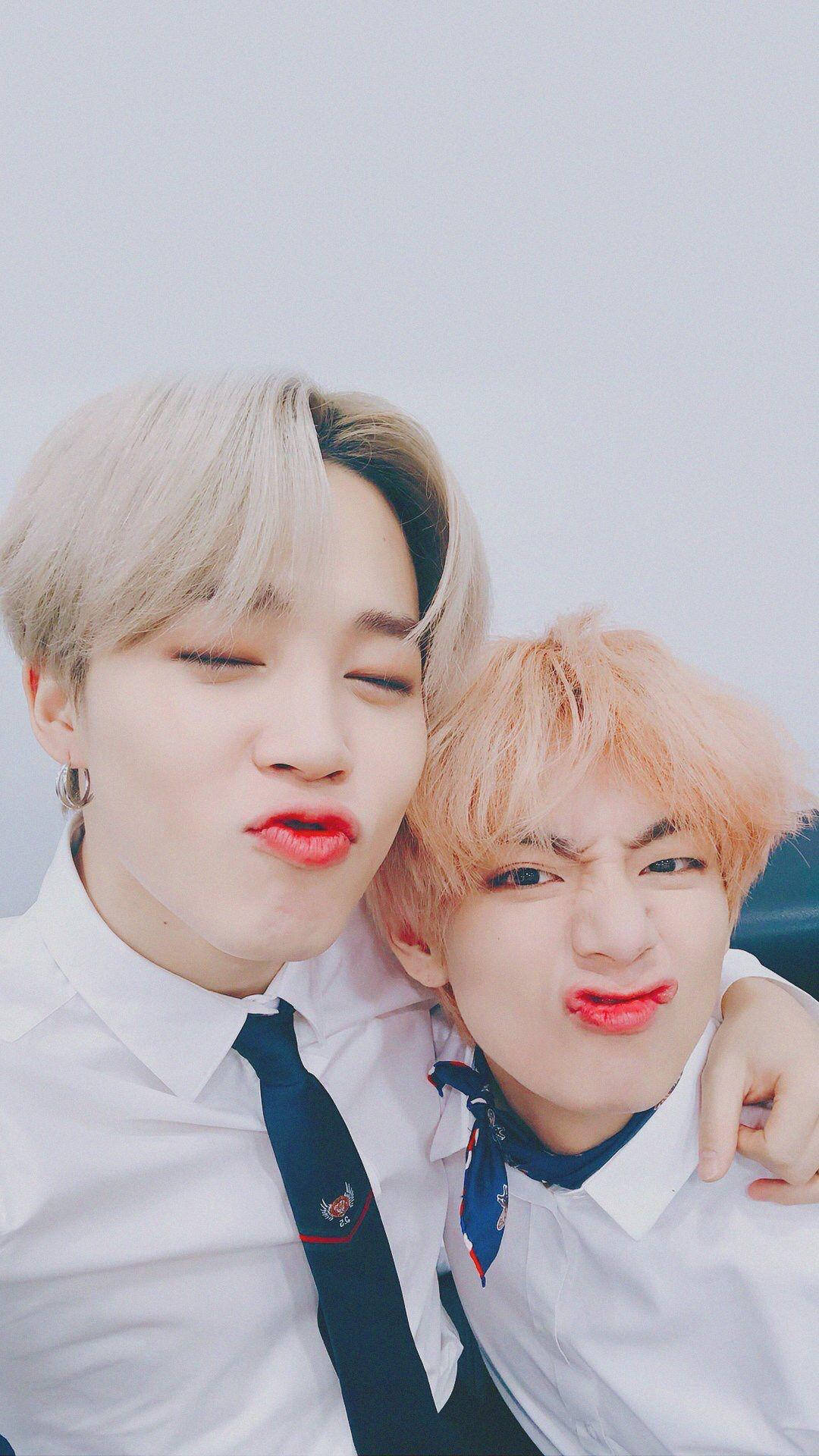 Vmin 白色濾鏡自拍 壁紙 — 兩名年輕男子擁有鮮豔的髮色和鮮紅的嘴唇，穿著潔白襯衫，在柔和的灰色背景前擺出俏皮的姿勢。
