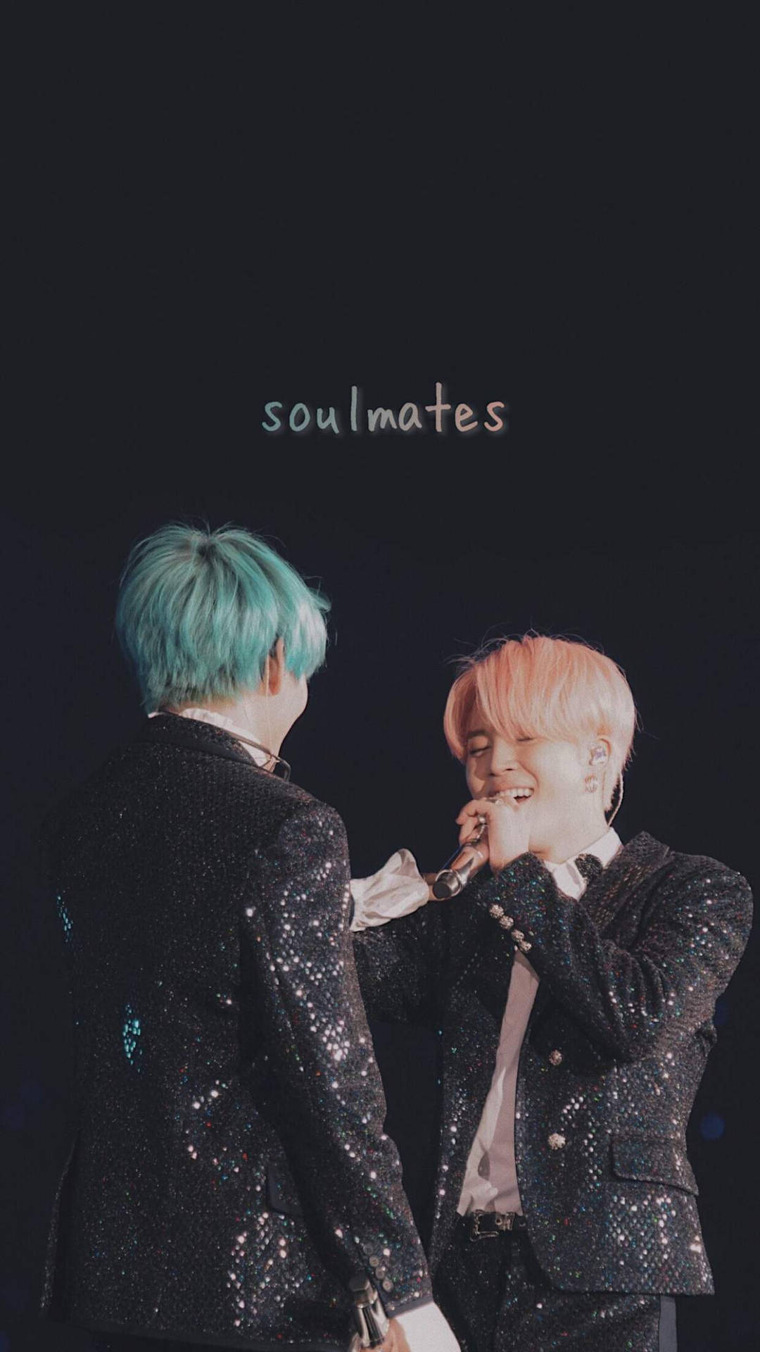 兩位身穿閃亮西裝的微笑表演者在舞台上，上方有「soulmates」文字。