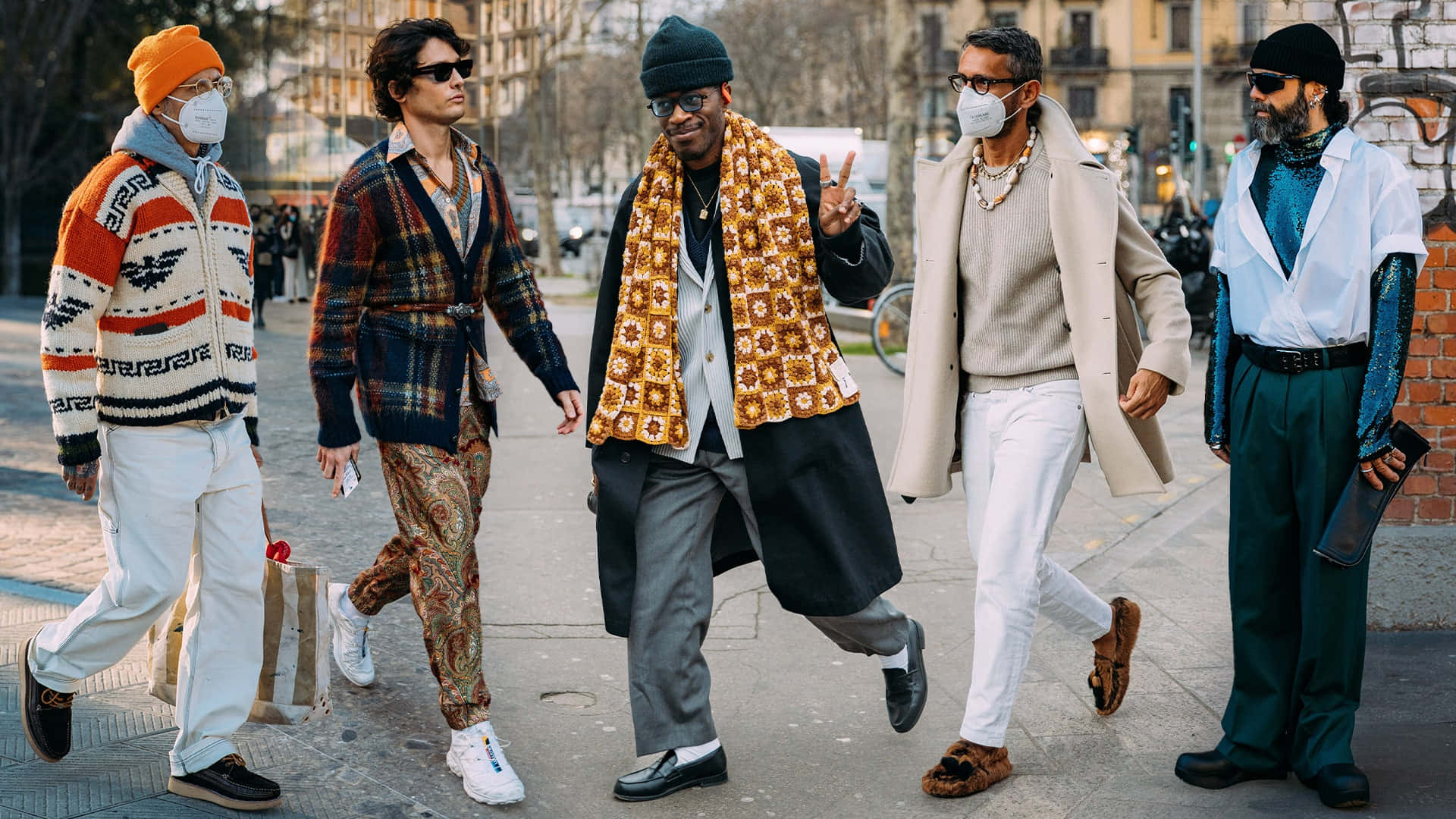 Vogue 街頭時尚男士風格 壁紙 — 五位時尚男士穿著大膽街頭服飾，自信地走在城市人行道上，每個人都有獨特的圖案和配飾。