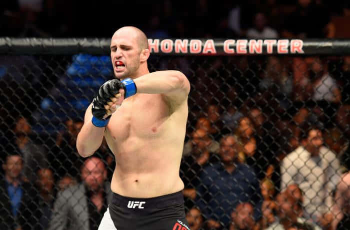 UFC拳手在現場賽事中於八角籠內揮拳。