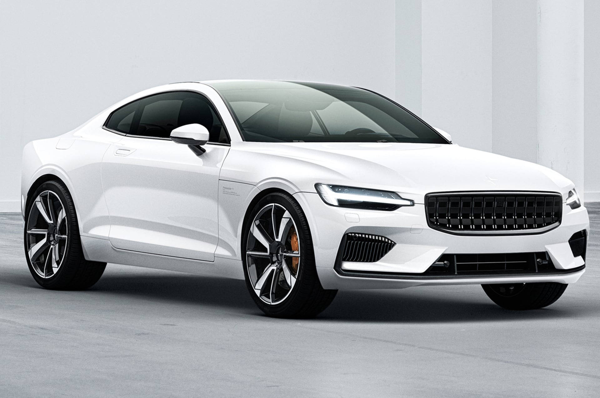 Volvo Polestar 1 白色美學 壁紙 — 一輛時尚的白色跑車，配備黑色輪圈和橙色制動卡鉗，在極簡主義的攝影棚環境中展示。