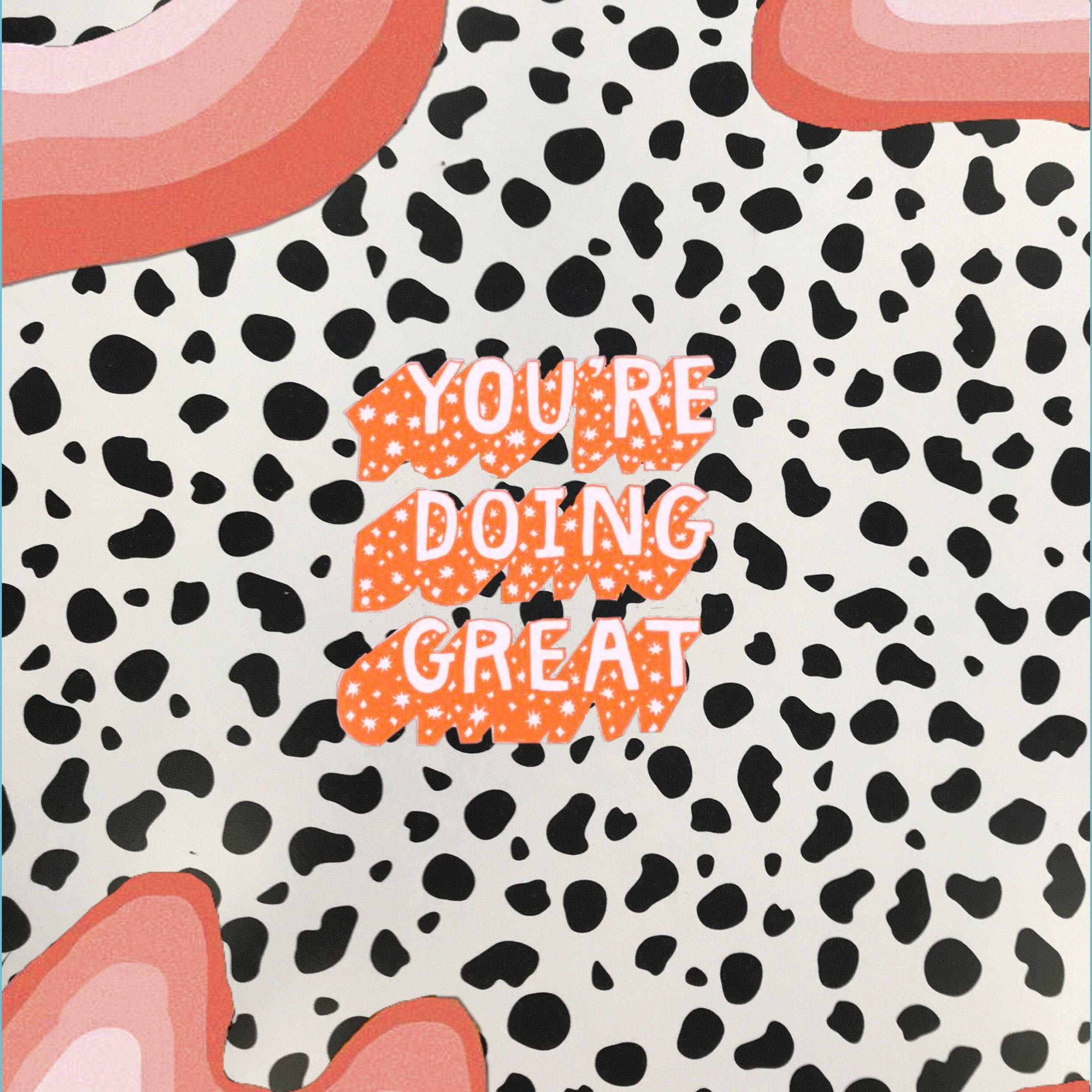 你做得很好VSCO美學壁紙 壁紙 — 鮮豔的橙色文字寫著「YOU'RE DOING GREAT」，帶有白色星星，背景為黑白斑點，並以柔和的粉紅色彎曲形狀框住。