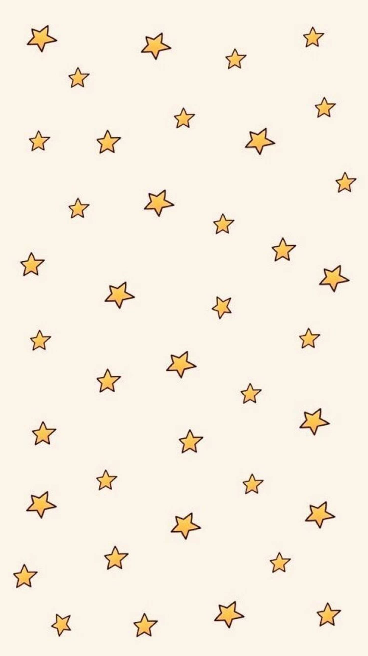 黃色星星 美學 VSCO 壁紙 — 柔軟嘅忌廉色背景，散落咗手繪金色星星，大小不一。