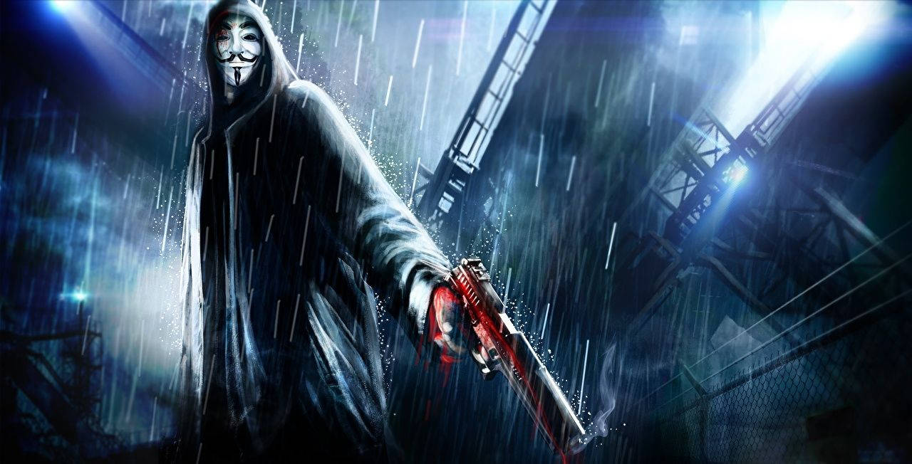 《V字仇殺隊》電影 壁紙 — 一個戴面具的人物穿著深色外套，在霓虹燈下於潮濕的城市小巷中揮舞著血淋淋的鏈鋸。