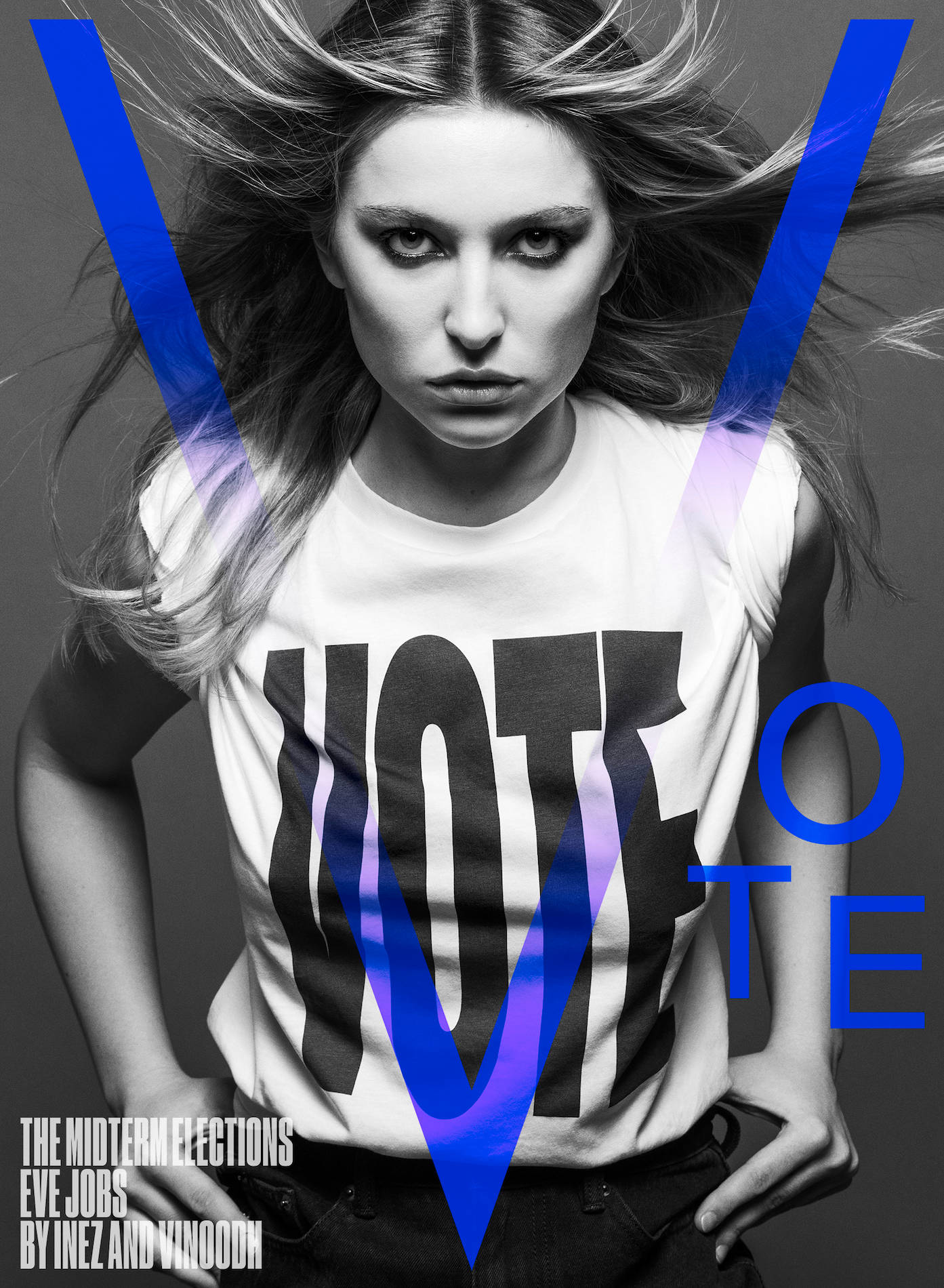 一位堅定的女性，身穿「VOTE」襯衫，搭配動態藍色圖形。