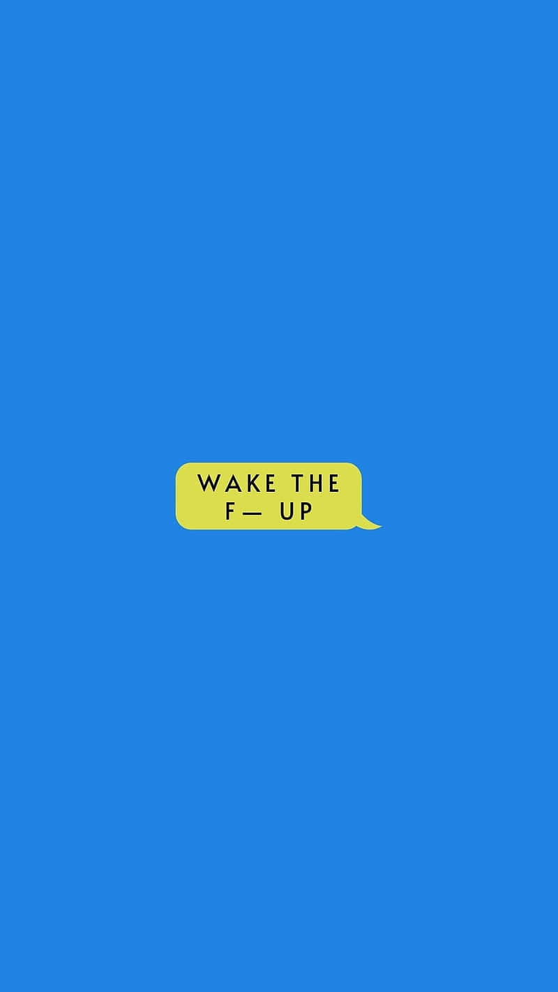  壁紙 — 一個大膽的黃色對話框，中間有粗體黑色文字「WAKE THE F— UP」，位於純藍色背景上。