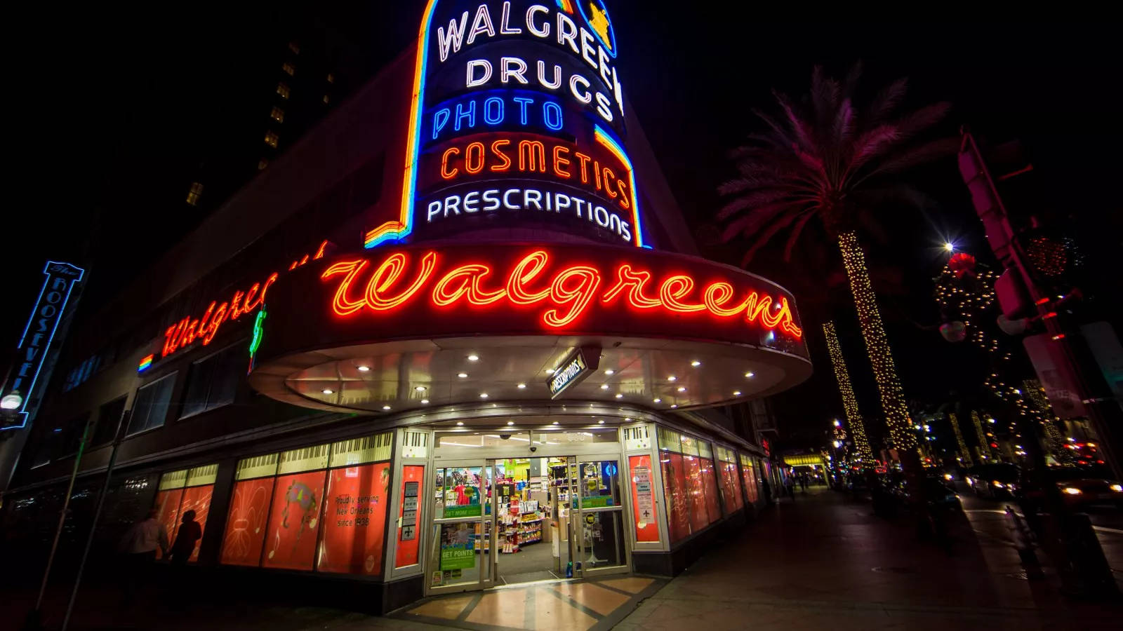夜晚被霓虹燈照亮的Walgreens商店，附近有棕櫚樹。