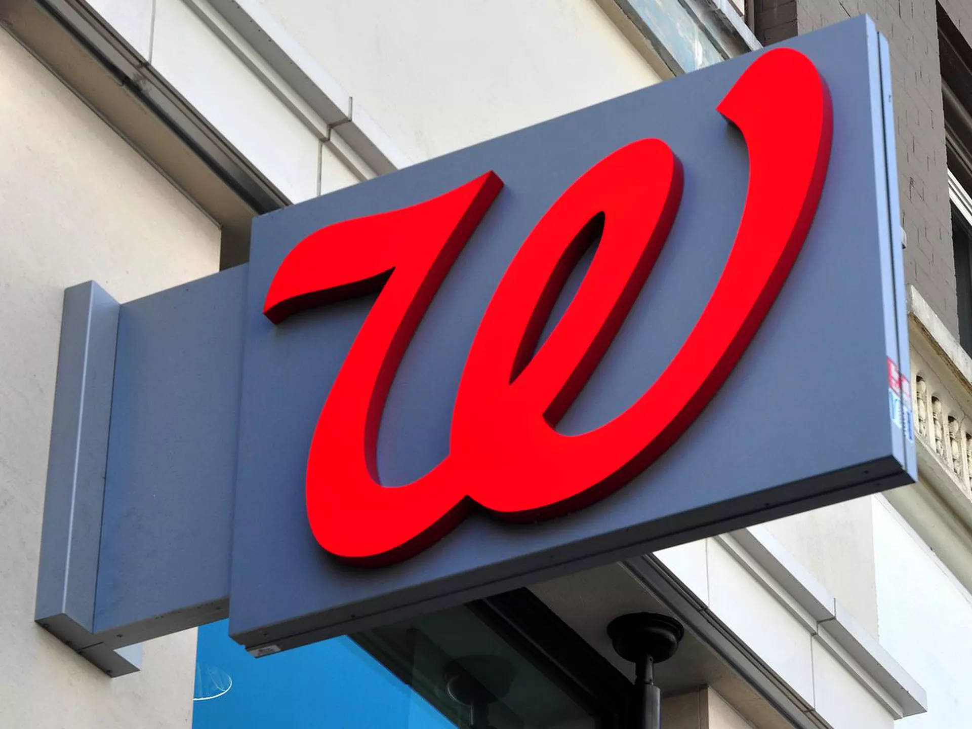 Walgreens 商店招牌，灰色背景上有紅色標誌，附在建築物上