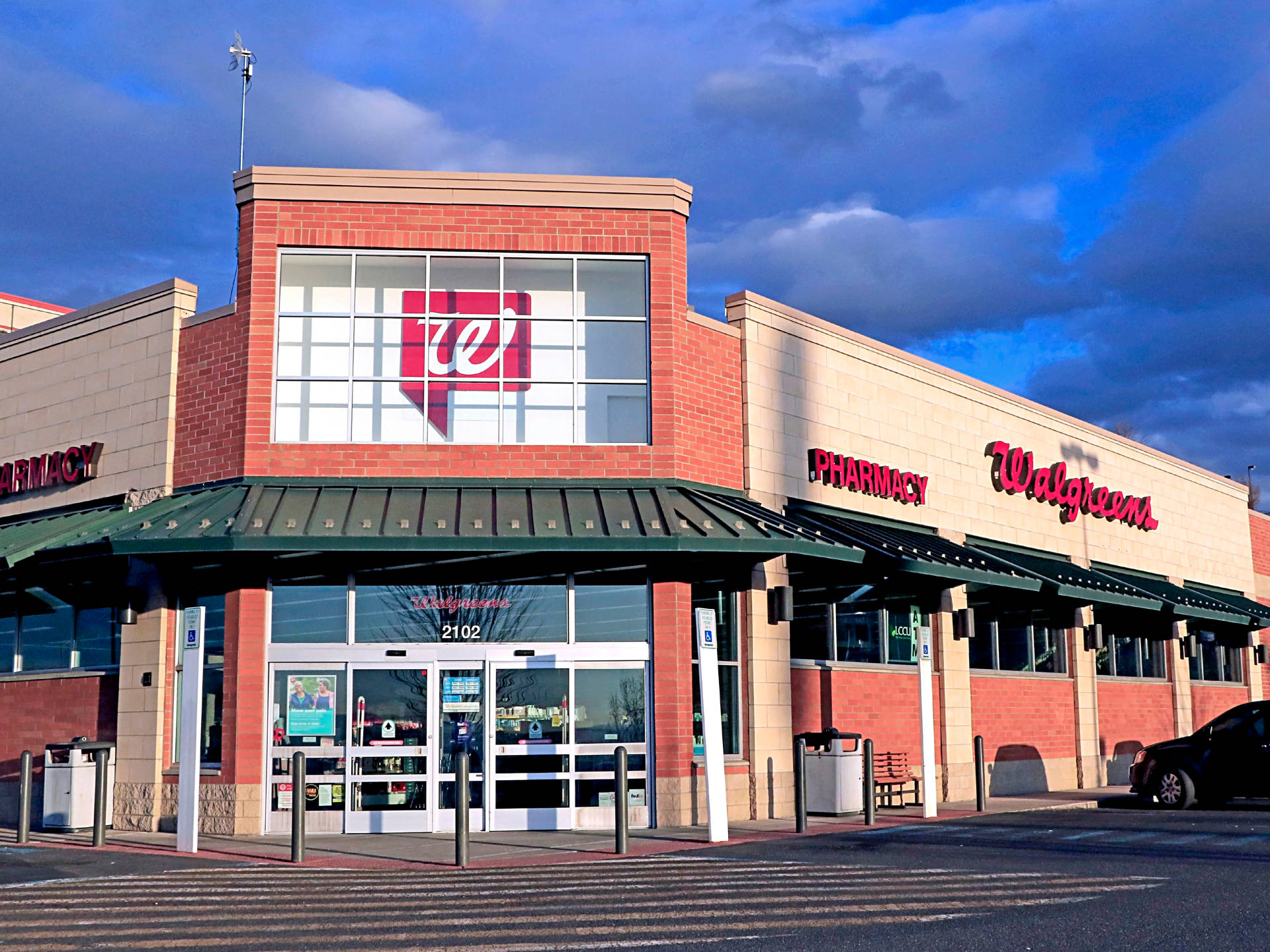 日落時分，Walgreens藥房建築，紅磚外牆和玻璃窗。