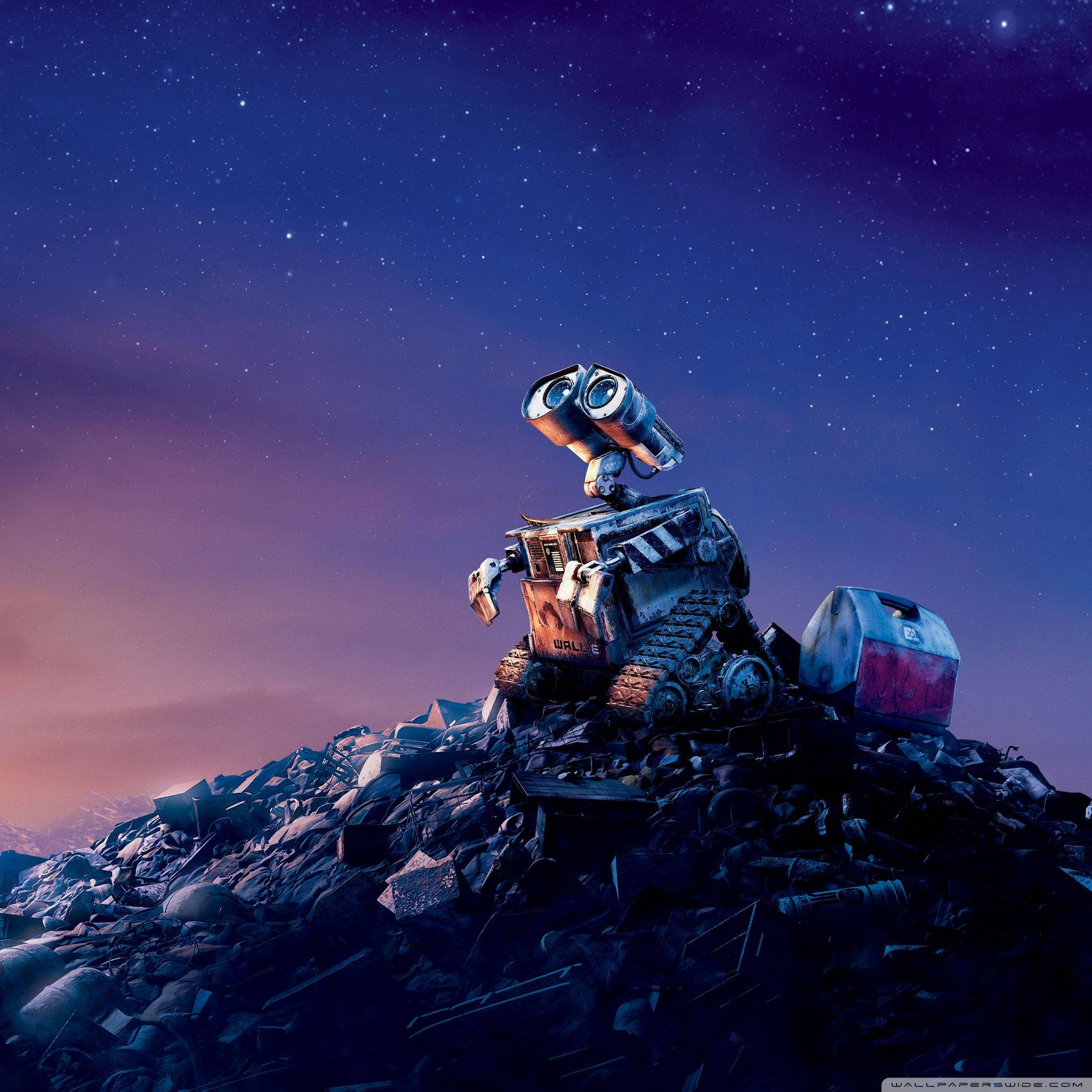 Wall-E 星空夜景 iPad Retina 壁紙 — Wall-E 站在一堆垃圾山上，背景是帶有紫色和粉紅色色調的星空暮色天空。