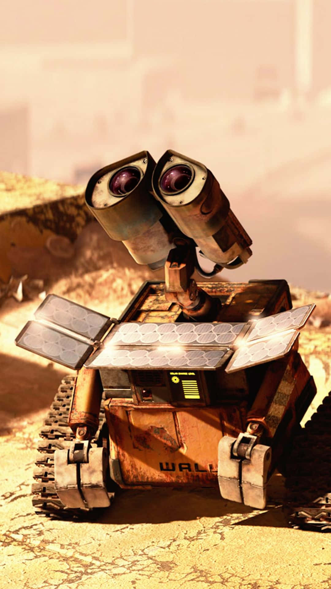 太陽能板充電的Wall-E iPhone 壁紙 — Wall-E 站在龜裂的沙漠地面上，太陽能板在溫暖的金色陽光下張開。