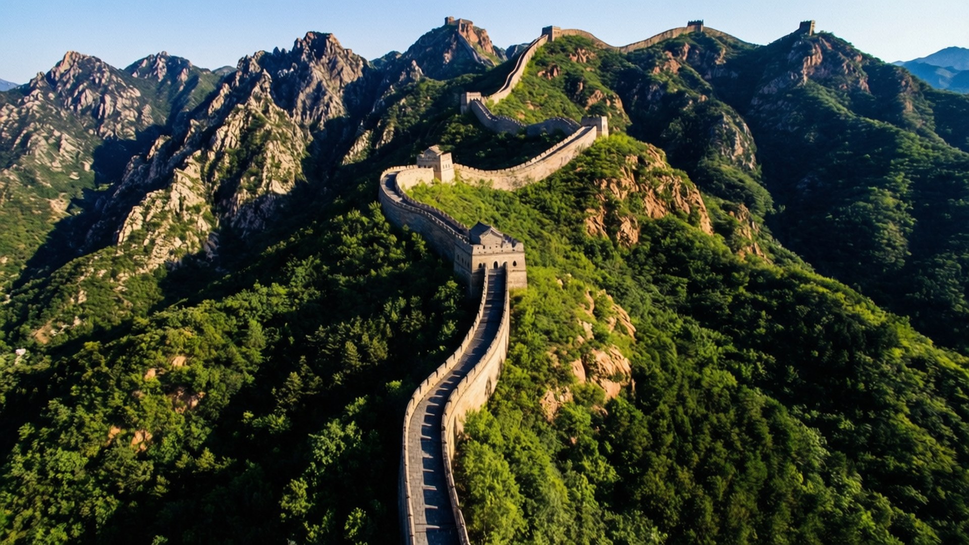 從空中俯瞰長城蜿蜒穿過壯麗山地的景象