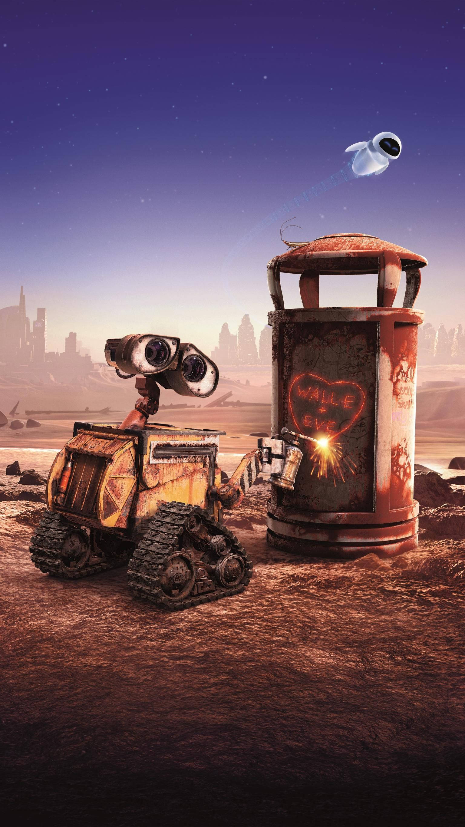 WALL·E 愛上 EVE 壁紙 — Wall-E 和 Eve 站在一個生鏽的垃圾桶旁邊，垃圾桶上畫著一顆心，在塵土飛揚的外星景觀中，星空下的暮色天空。