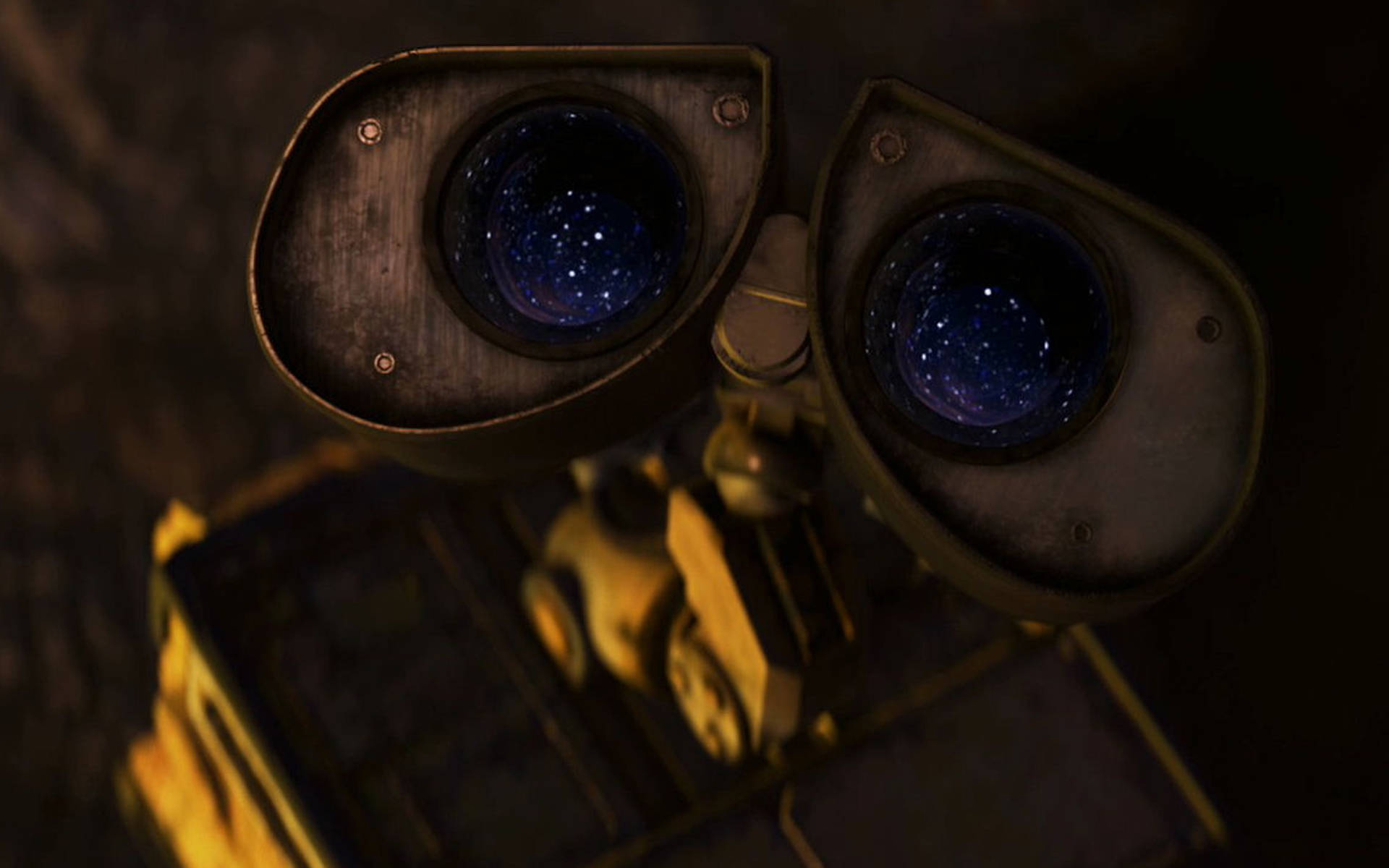 WALL·E 眼中的銀河 壁紙 — 機械人WALL-E嘅雙筒望遠鏡特寫，喺深色紋理背景上反射出繁星夜空。