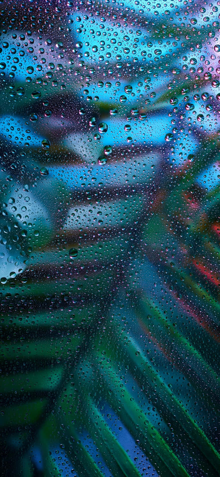  壁紙 — 雨滴依附在玻璃表面，展現出充滿活力的抽象模糊，呈現出藍綠色和電光藍的色調。