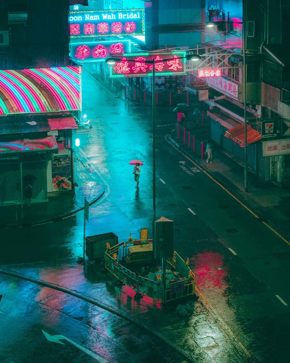 令人著迷的紅色審美背景 壁紙 — 一個孤獨的身影撐著紅色雨傘，在繁華的亞洲城市夜晚，走在一條霓虹燈照亮、雨水浸濕的小巷中。
