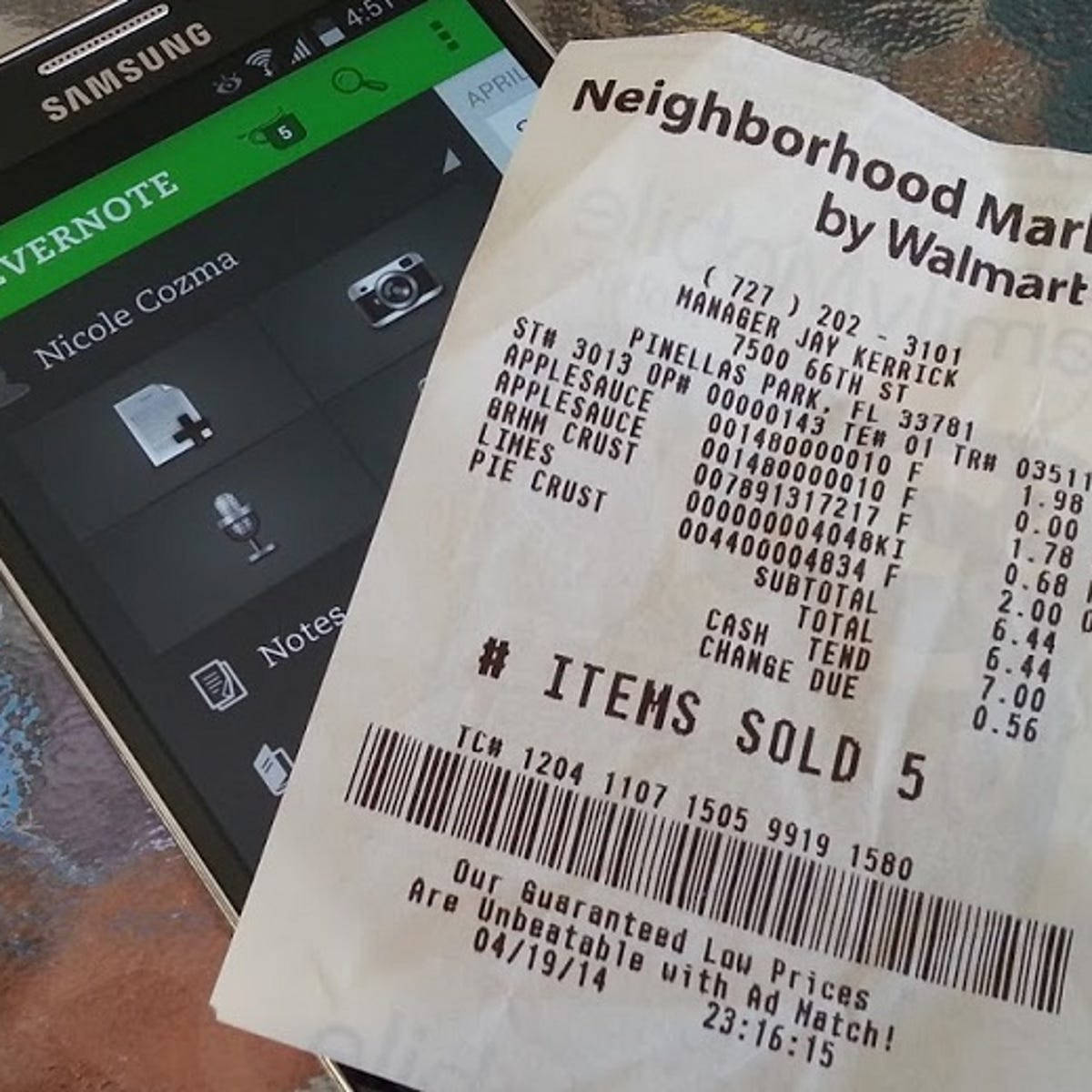 Walmart收據 壁紙 — Walmart收據（列出雜貨）的特寫，旁邊是顯示Evernote筆記的三星手機。