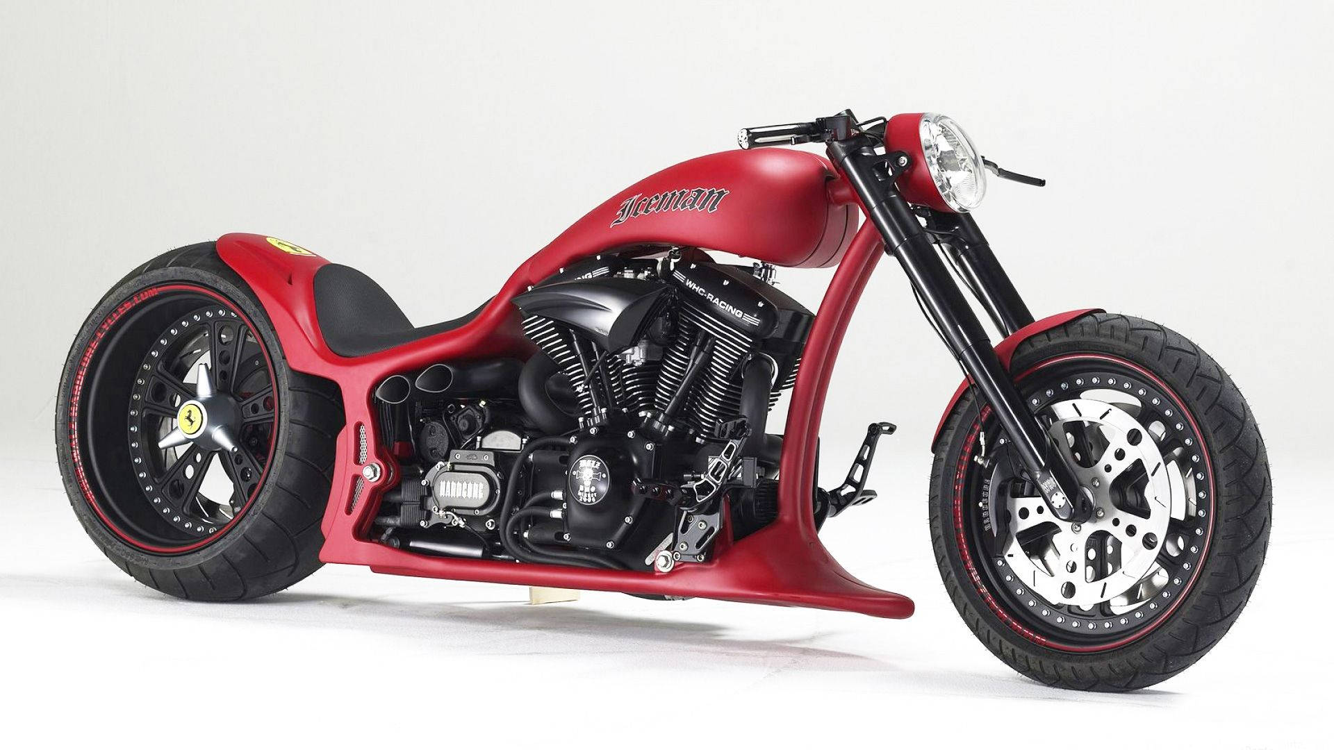 Walz Hardcore Cycles 哈雷摩托車 壁紙 — 一架搶眼的紅色定制chopper電單車，帶有黑色點綴和法拉利車輪標誌，置於純白背景前。