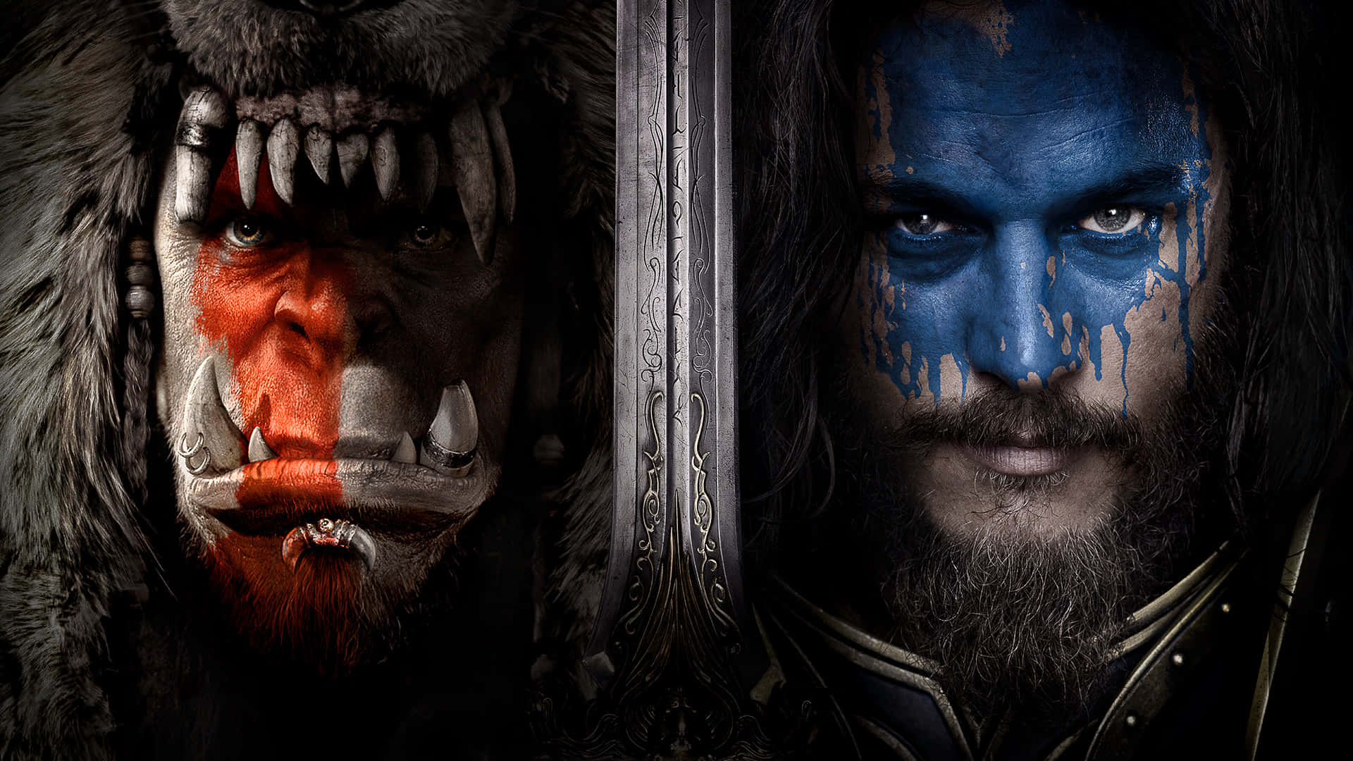 Warcraft 2：杜隆坦與安度因·洛薩 壁紙 — 一個兇猛的獸人和一個藍色塗裝的人類戰士在黑暗的電影場景中，隔著一把華麗的劍激烈地凝視著對方。