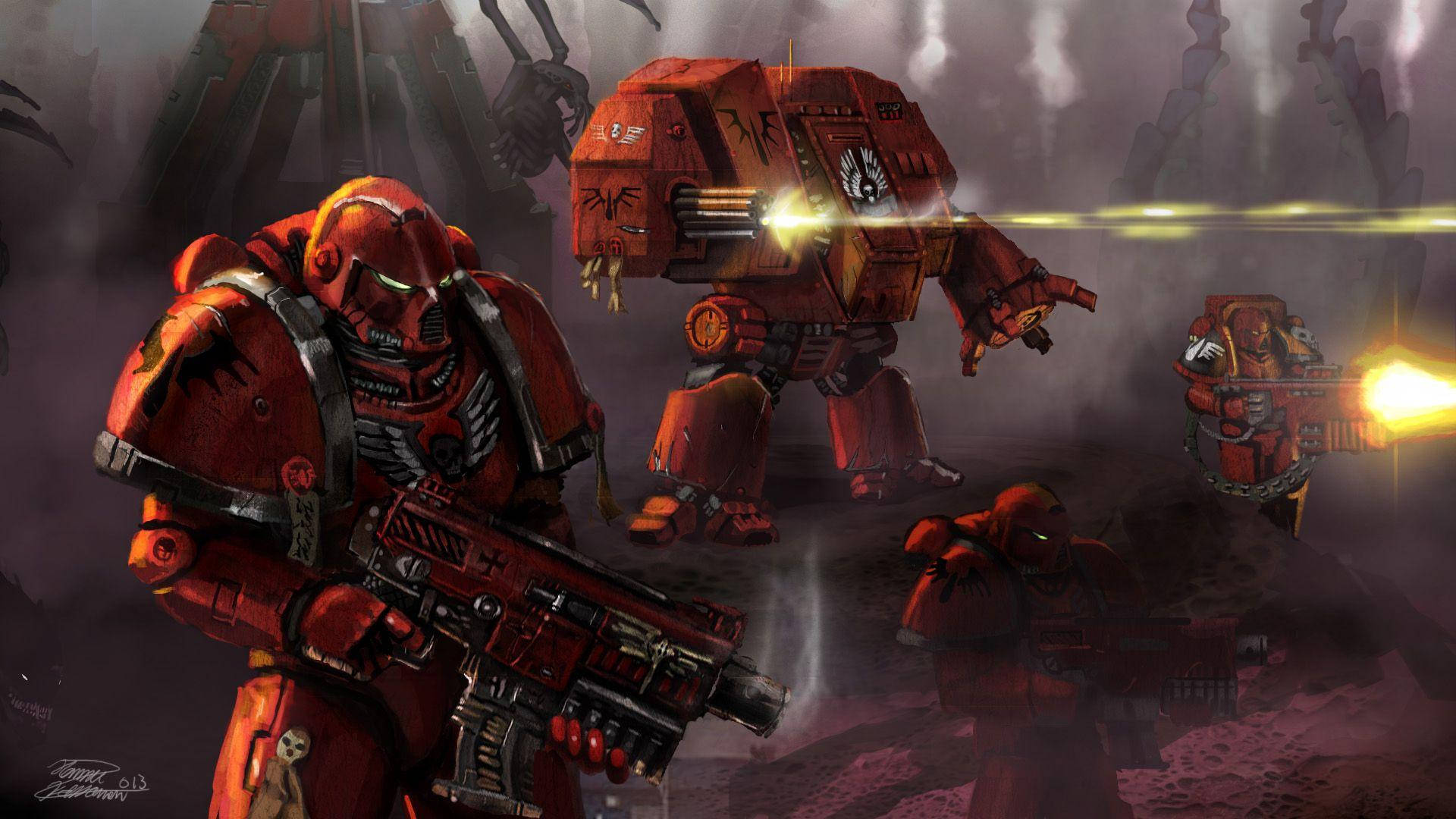 HD 桌布 壁紙 — Warhammer 40k 星際戰士穿著紅色動力盔甲，在昏暗燈光下煙霧彌漫的戰場上發射重型武器。