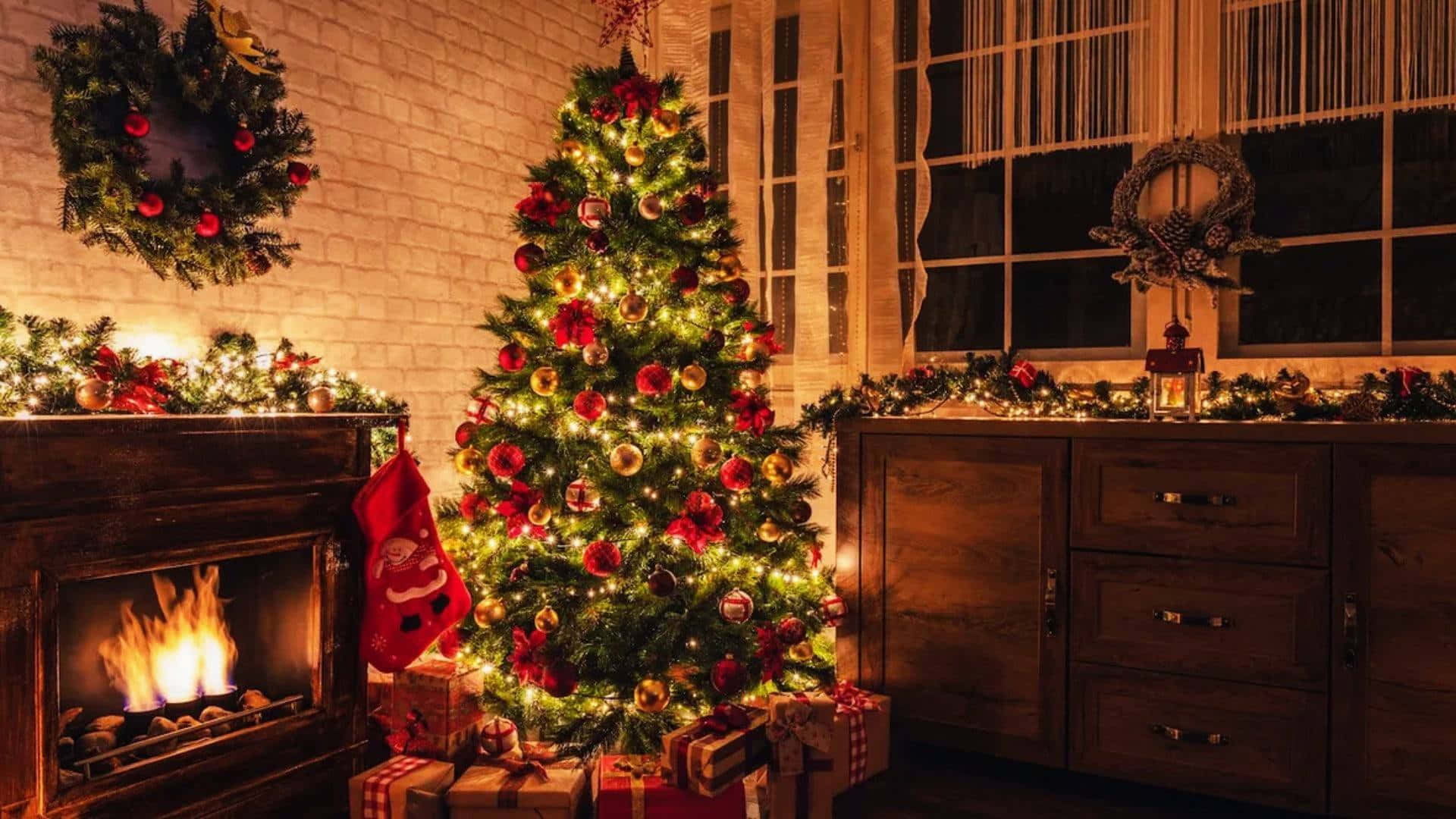  壁紙 — 一棵溫暖照明的聖誕樹，裝飾著紅色飾品和金色球體，矗立在噼啪作響的壁爐旁，位於舒適的鄉村風格客廳中。