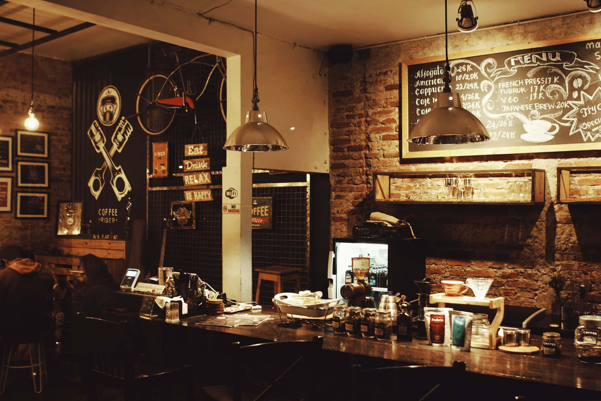 舒適的鄉村風格咖啡店，配有磚牆和木製櫃檯