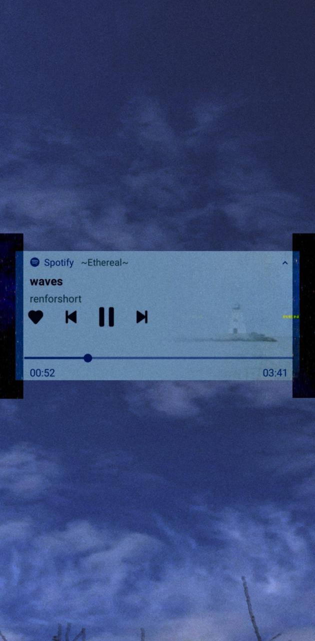 Spotify 音樂播放器在帶有燈塔的暮色天空上顯示 renforshort 的 'waves'。