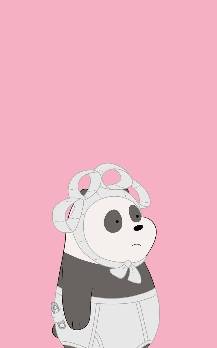 餐巾熊貓 We Bare Bears 壁紙 — 一隻卡通熊貓戴著飛行員頭盔和服裝，站在純粉紅色背景前，表情略帶悲傷。