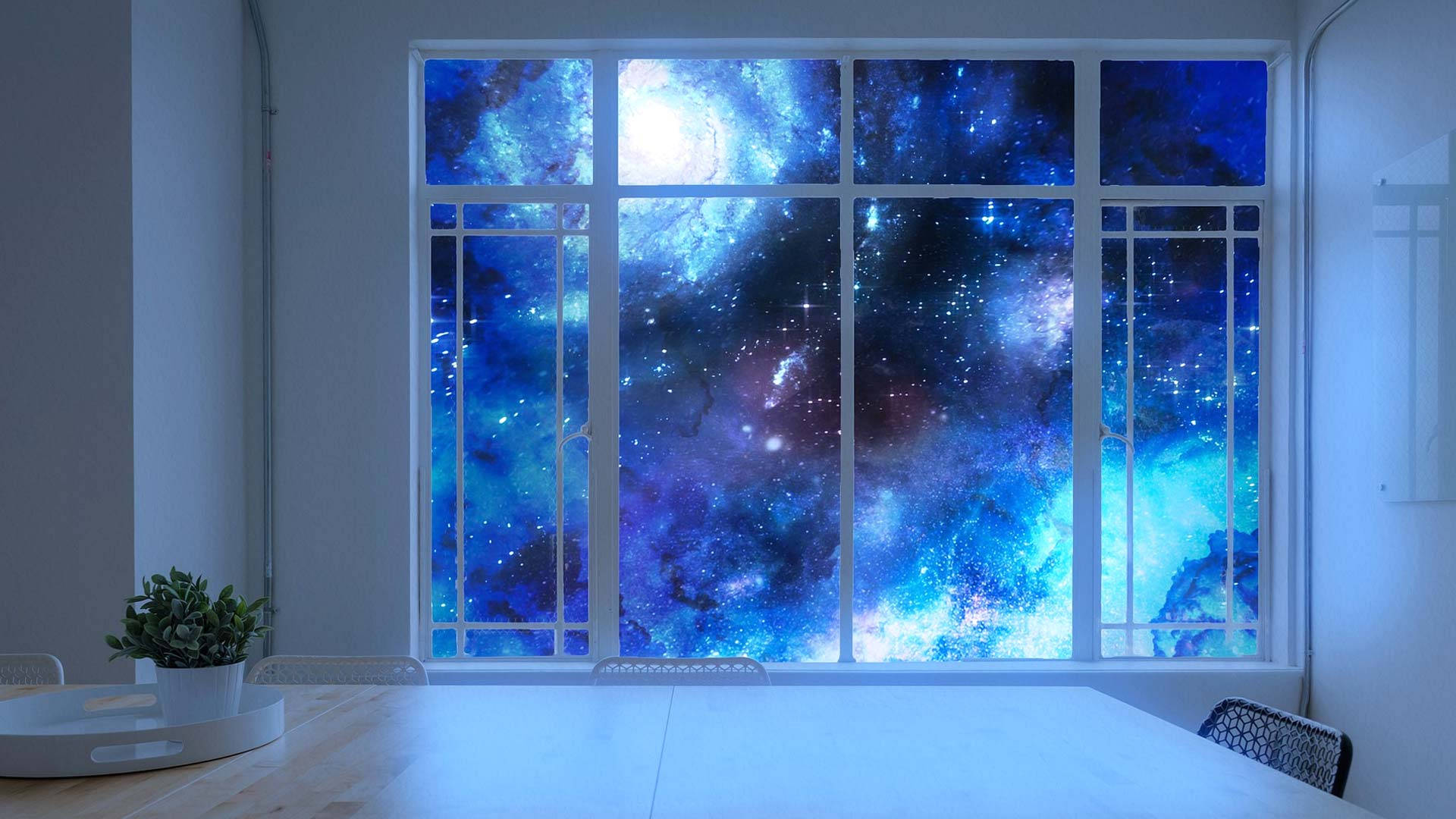 星系窗景 Webex 虛擬背景 壁紙 — 一個充滿旋轉藍色和星星的宇宙星雲，填滿了極簡房間裡的大窗戶，房間裡有木桌和盆栽植物。
