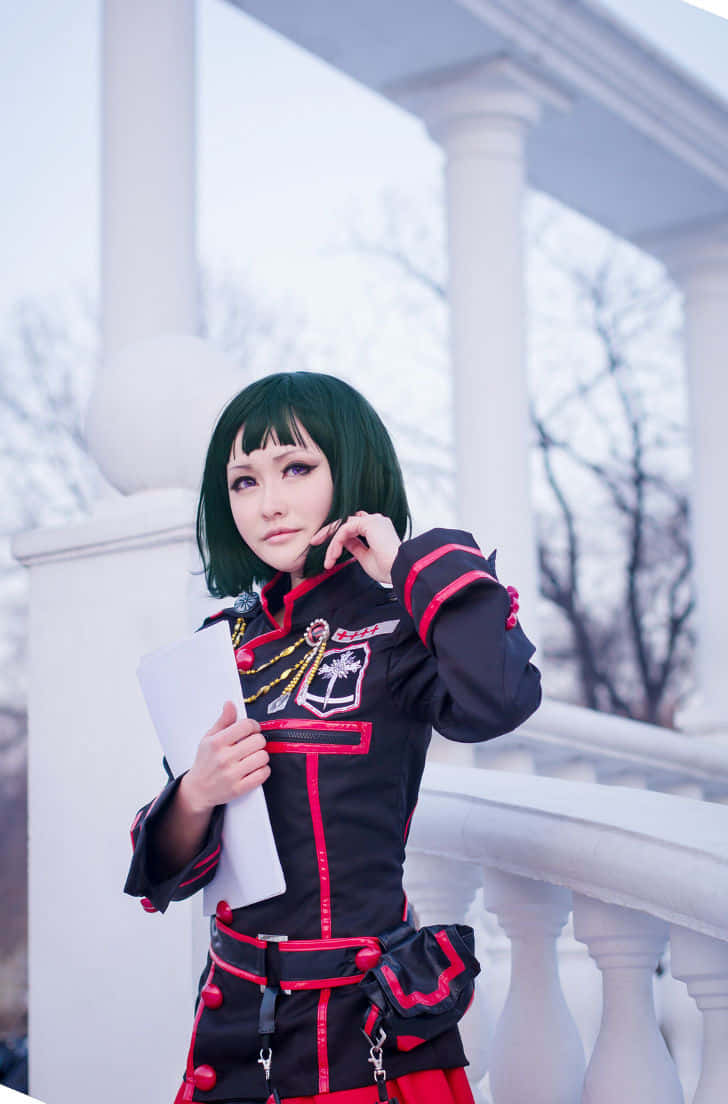  壁紙 — 一位穿著黑色和紅色制服的cosplayer站在白色柱廊陽台上，背景是光禿的冬季樹木。