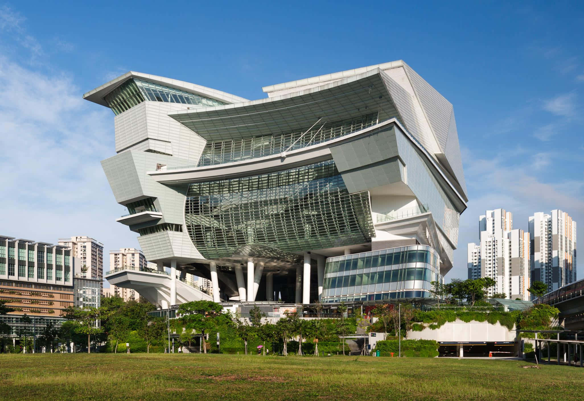 城市環境中未來風格的現代玻璃和鋼結構建築