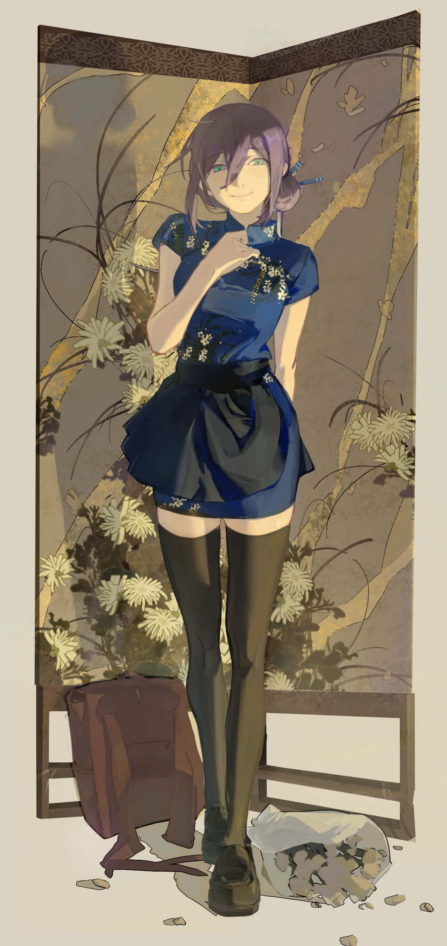  壁紙 — 一個微笑的動漫女孩穿著藍色花卉旗袍，站在一張破椅子和散落的碎片旁邊，背景是花卉屏風。