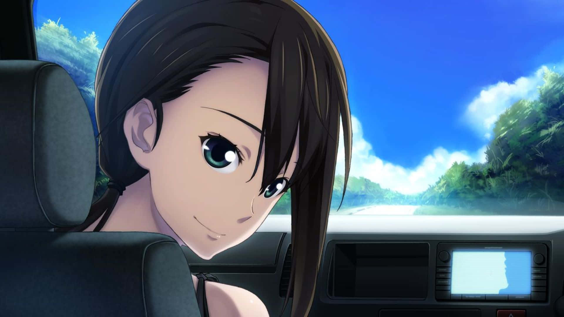  壁紙 — 一個微笑的黑髮動漫女孩從汽車座椅上探出身子，背景是藍天和綠樹。