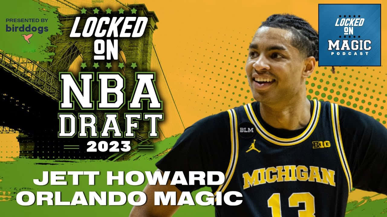 Jett Howard 桌布 壁紙 — 一名微笑的籃球運動員身穿密歇根球衣，站在風格化的橋樑圖形前，粗體文字宣佈他被奧蘭多魔術隊選中2023年NBA選秀。