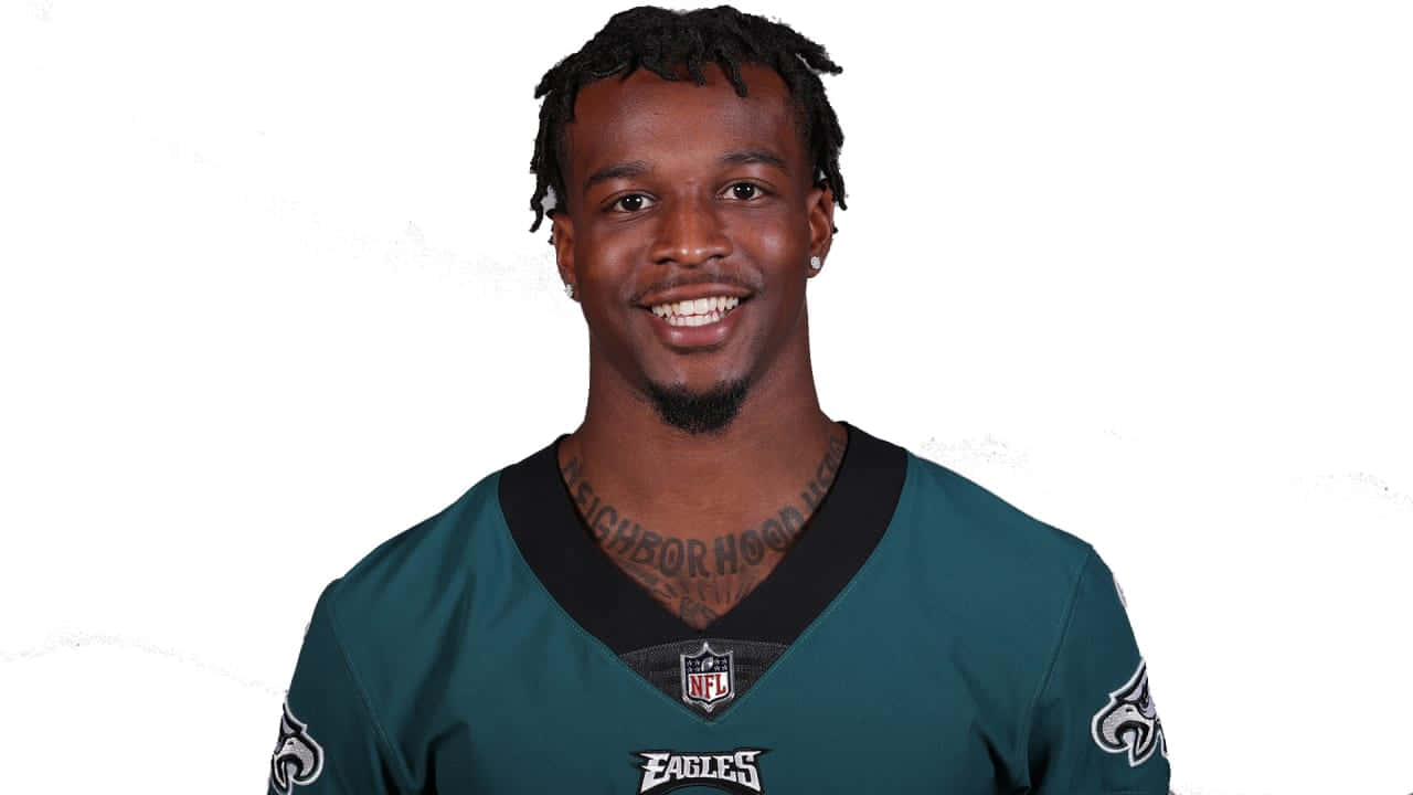  壁紙 — 一名微笑的美式足球員，身穿綠色Eagles球衣，頸部有明顯紋身，背景為純白色。