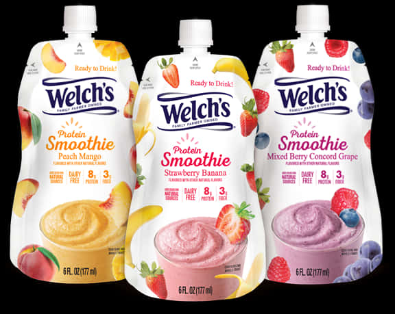 Welch's 蛋白質冰沙多種口味包裝 壁紙 — 三個 Welch's 蛋白質冰沙袋，有蜜桃芒果草莓香蕉和雜莓康科德葡萄口味，展示在黑色背景上。