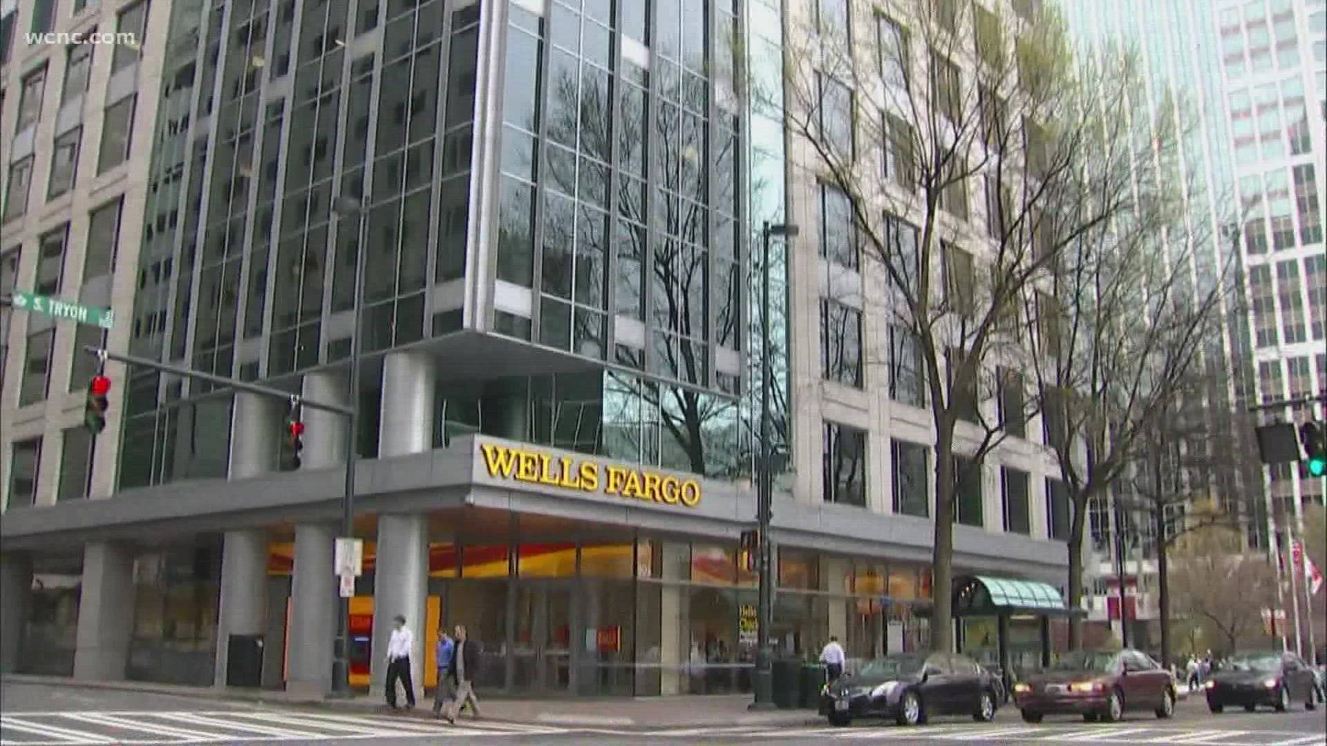 Wells Fargo 銀行大樓，有行人過馬路和汽車在十字路口。