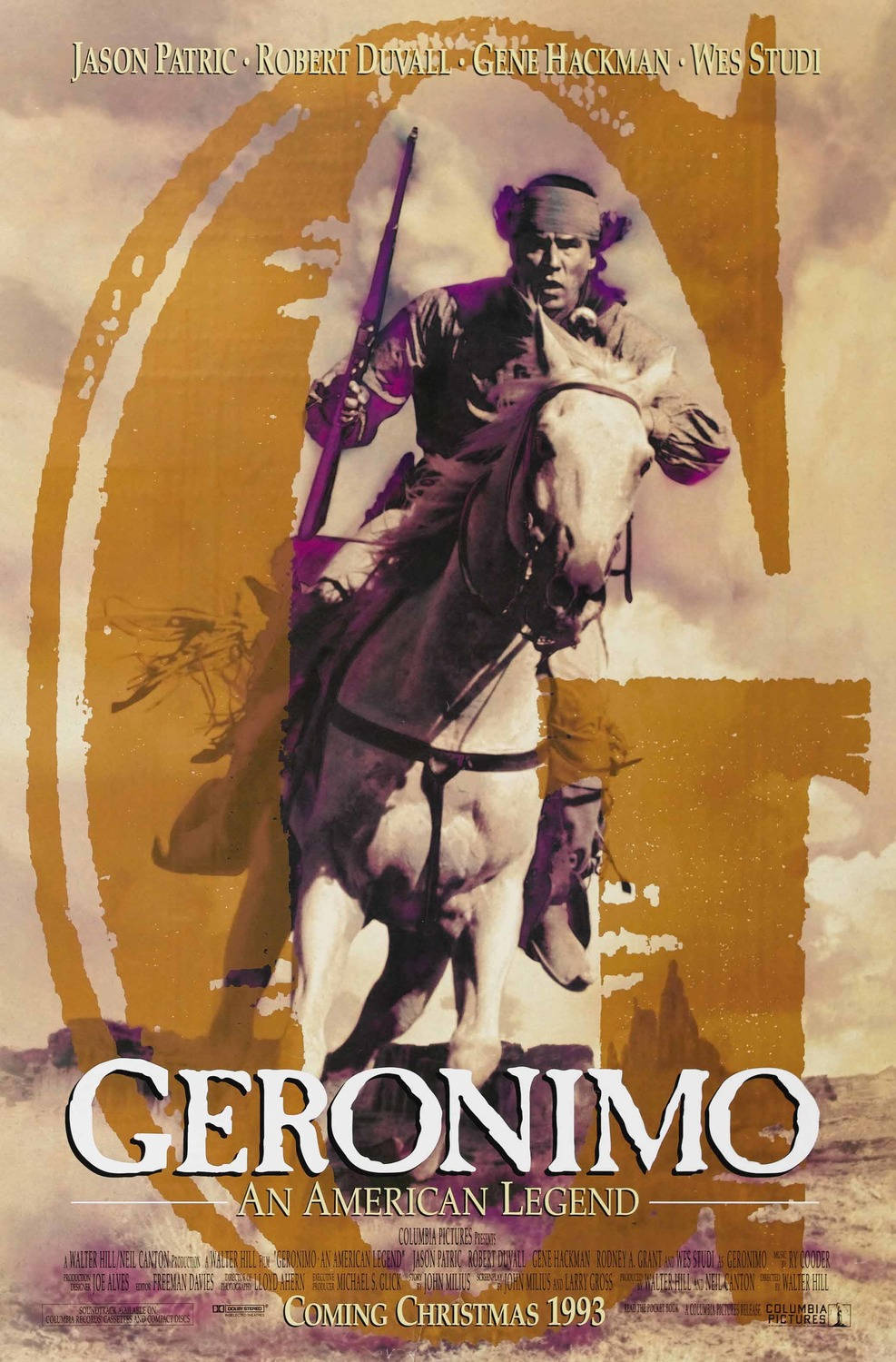 Wes Studi 在電影《Geronimo: An American Legend》 壁紙 — 一張戲劇性的電影海報展示了一位騎在馬上的美洲原住民戰士，手持步槍，背景是風格化的金色。