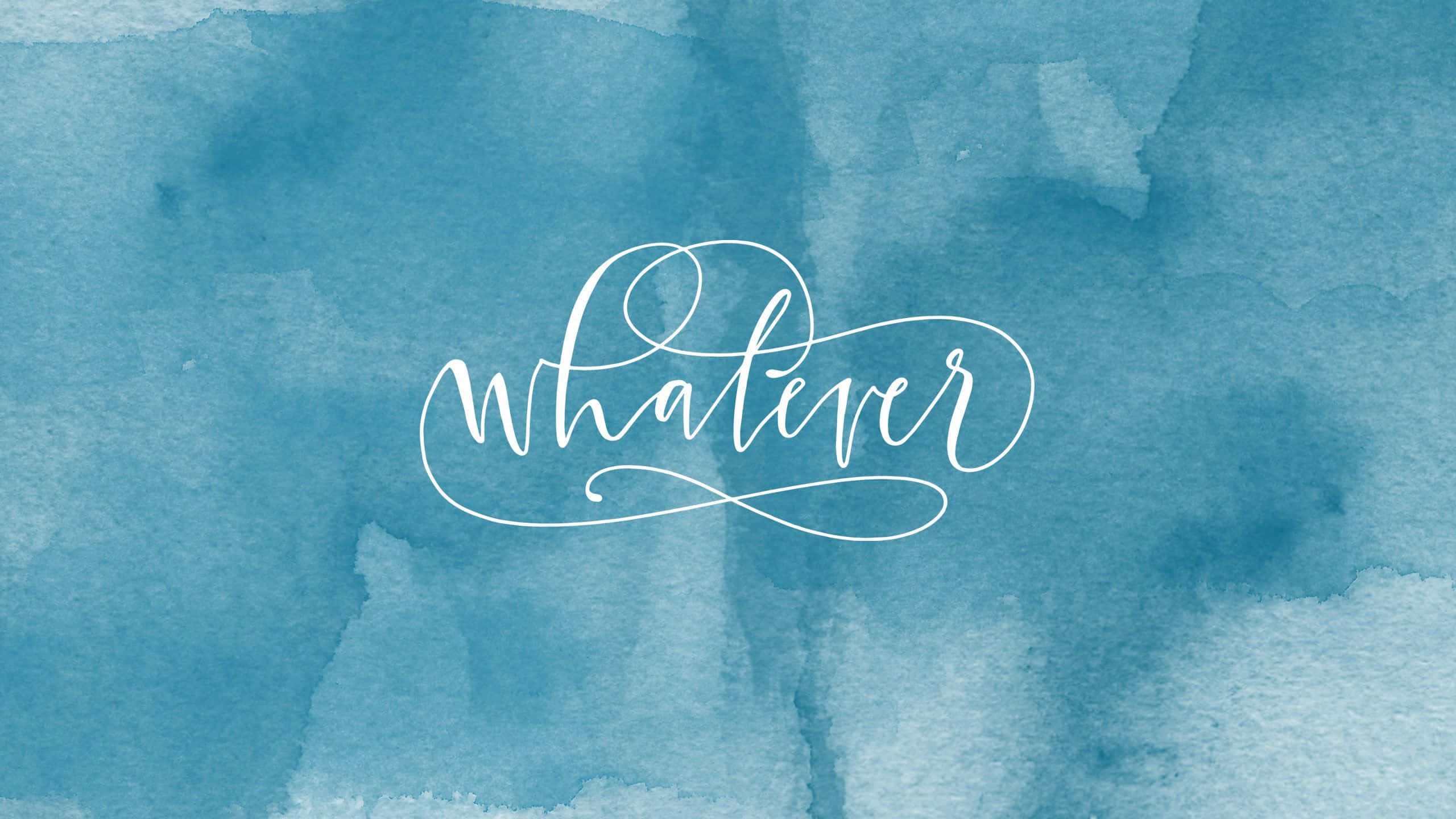 淡藍色美學 Whatever 桌面 壁紙 — 優雅的白色草書文字 whatever 漂浮在有紋理的藍色水彩洗滌背景上。