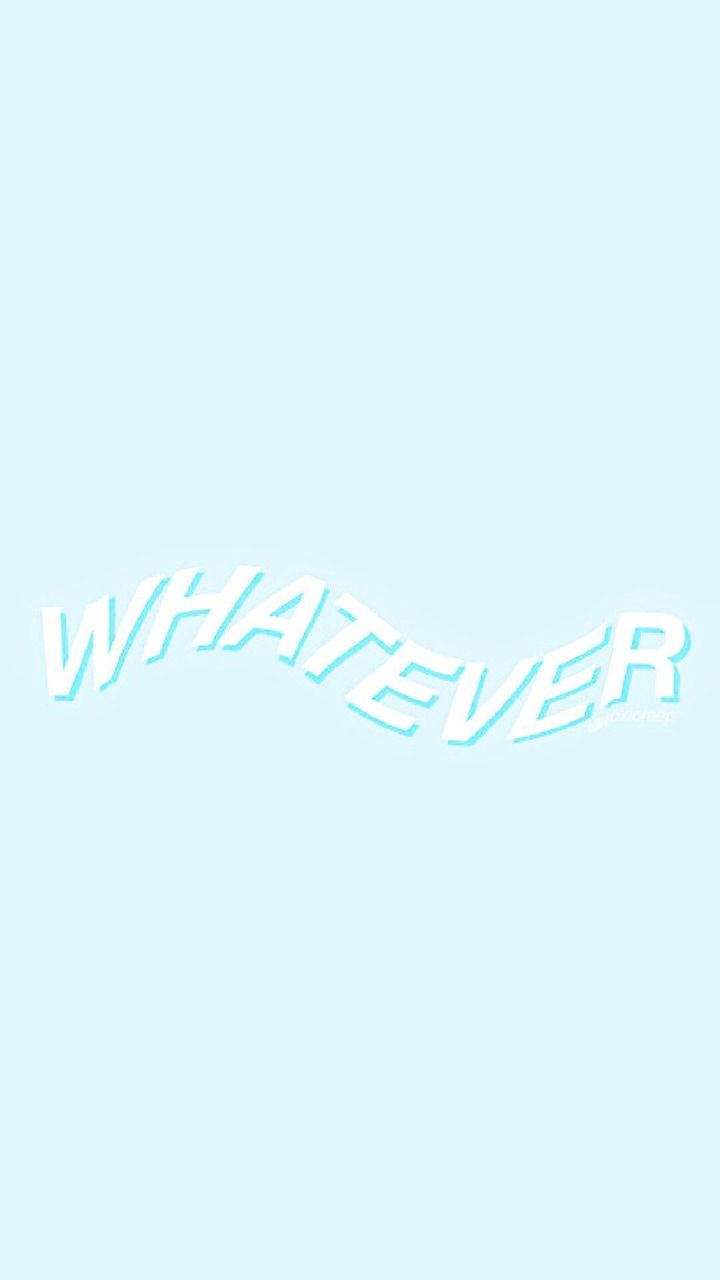 可愛淡藍系「Whatever」壁紙 壁紙 — 「whatever」一詞以粗體白色字母柔和彎曲，襯以柔和的粉藍色背景。