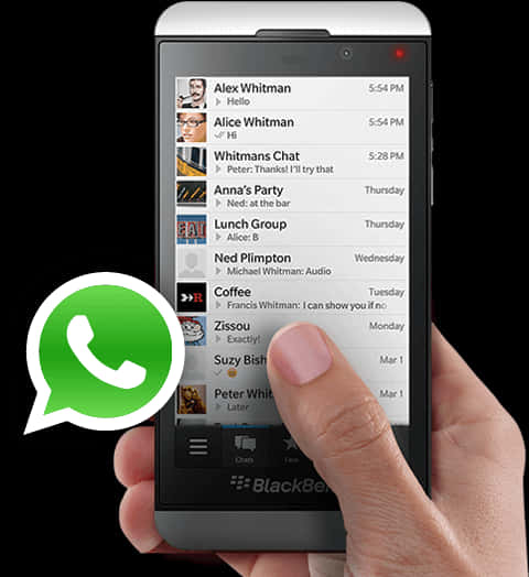 手機上的WhatsApp聊天介面 壁紙 — 一隻手拿著一部BlackBerry手機，顯示WhatsApp聊天訊息，背景為黑色。