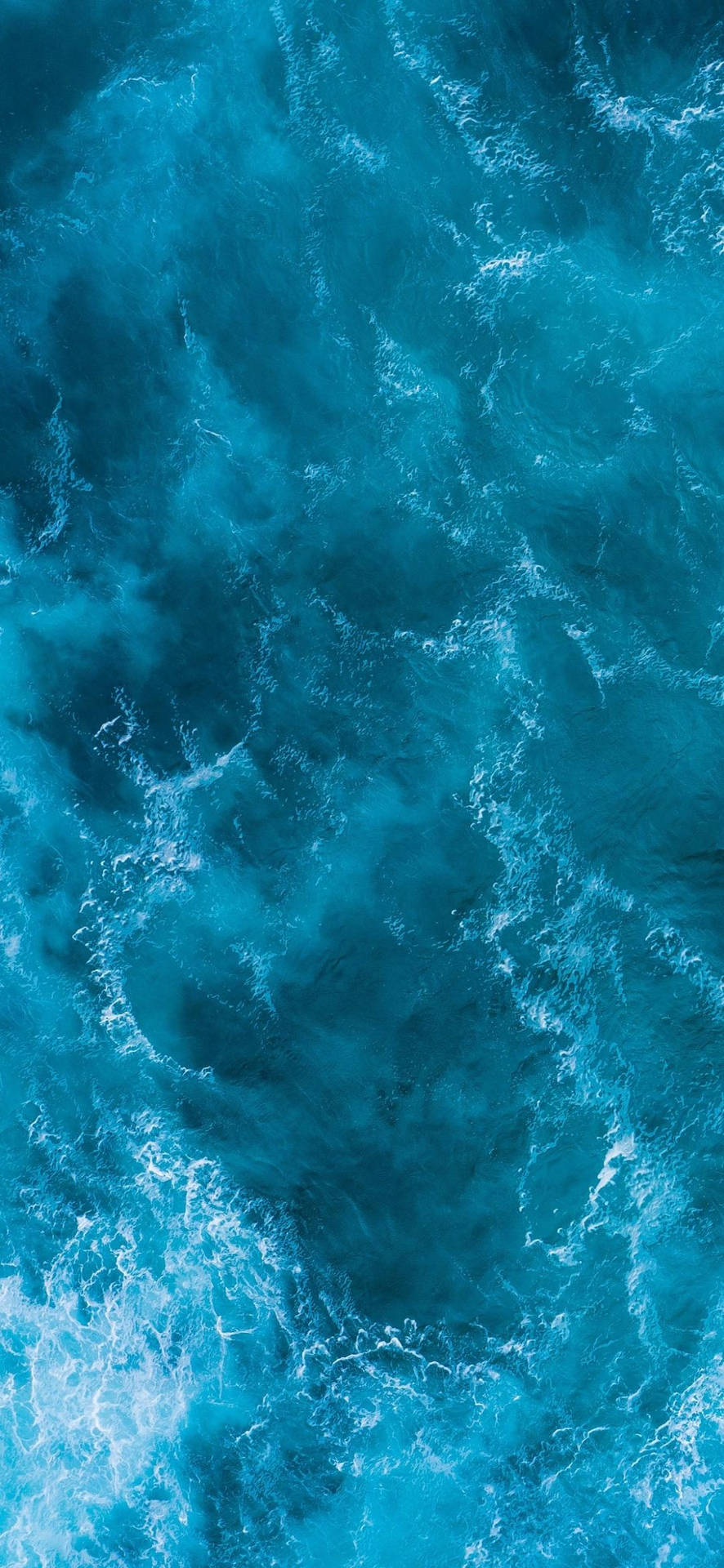 帶有白色泡沫的洶湧碧綠海浪的鳥瞰圖。