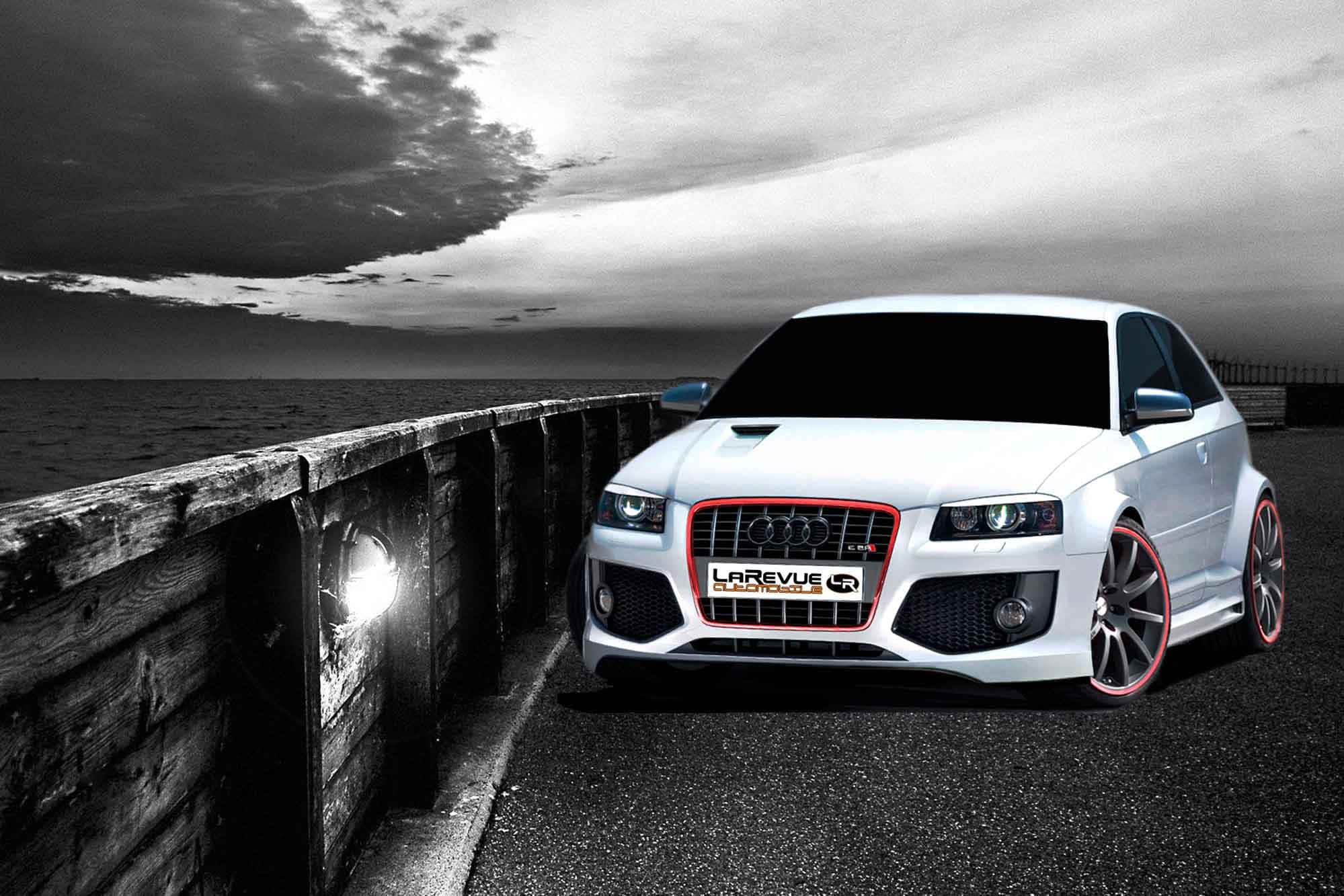 Audi S3 桌布 壁紙 — 一輛帶有紅色點綴的白色奧迪跑車，在黃昏時分停泊在碼頭上，背景是戲劇性的多雲天空。