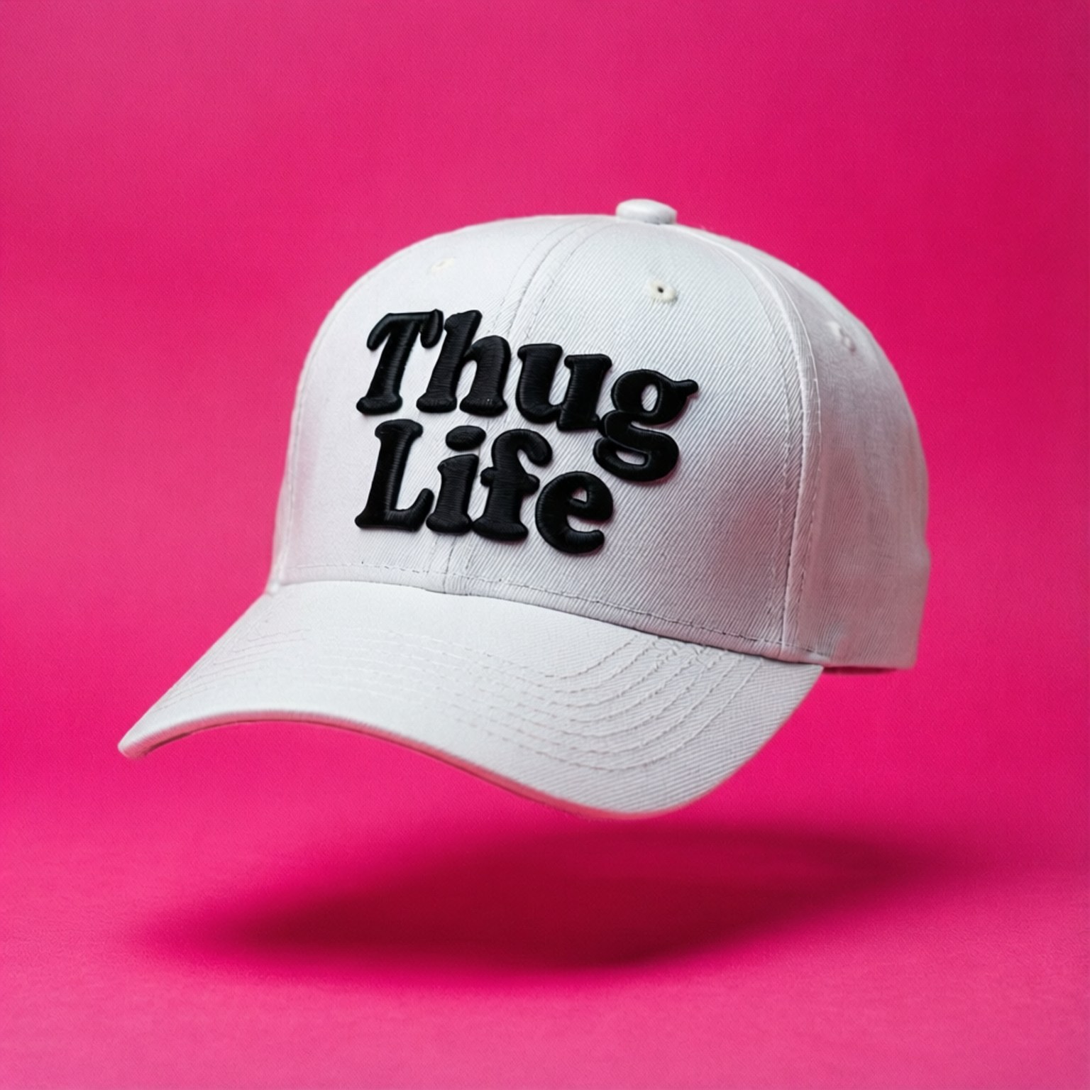 螢光粉帽浮空 壁紙 — 一頂白色棒球帽，帶有粗體黑色 'Thug Life' 文字，漂浮在鮮豔的粉紅色背景上。