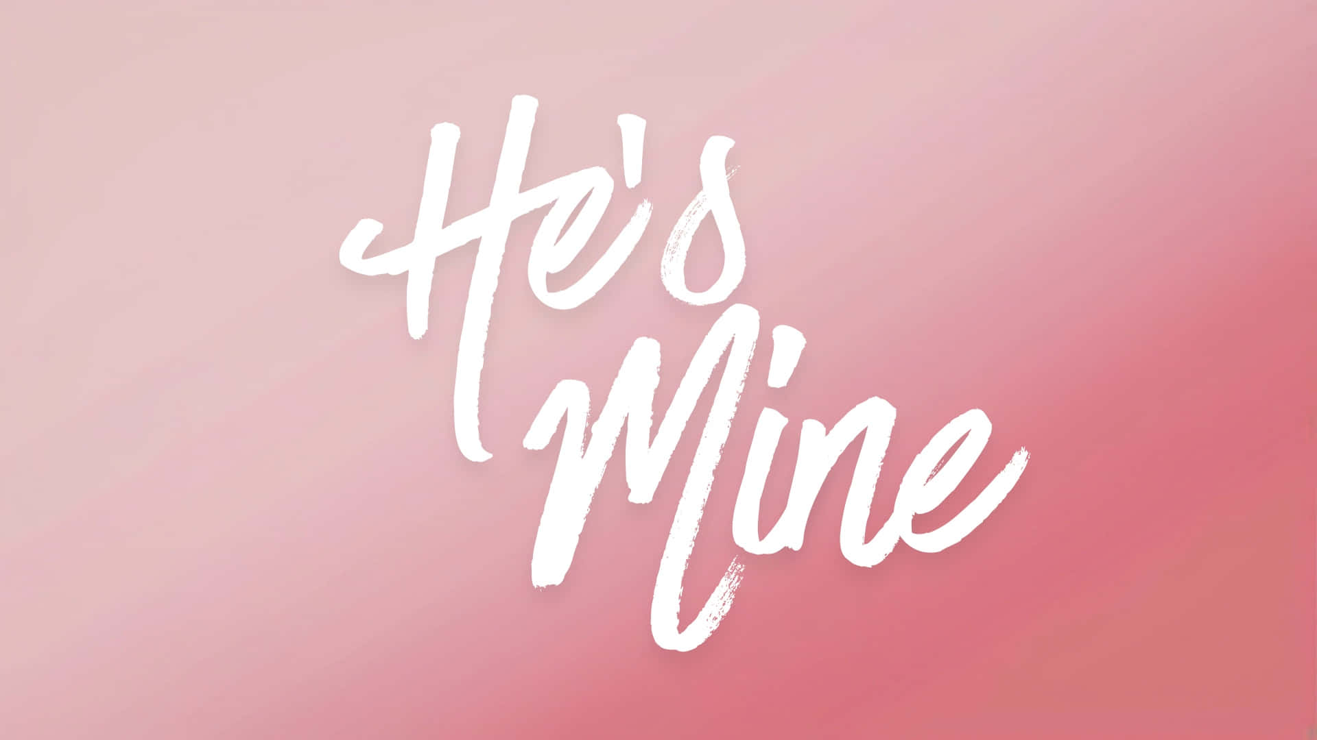  壁紙 — 白色筆觸文字寫著「He's Mine」，背景為柔和粉紅色漸變。