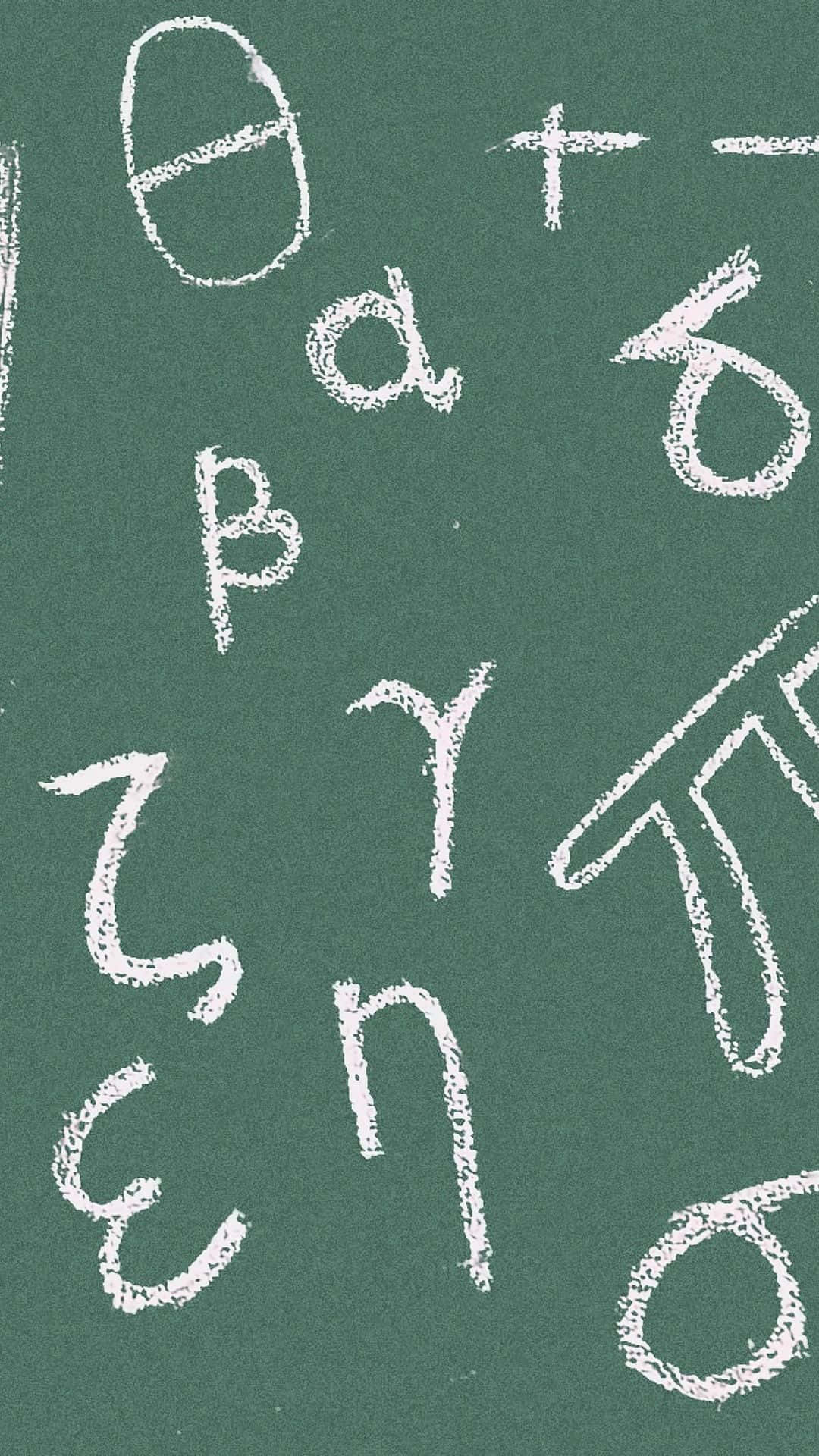  壁紙 — 白色粉筆數學符號和希臘字母在帶紋理的綠色黑板表面上塗鴉。
